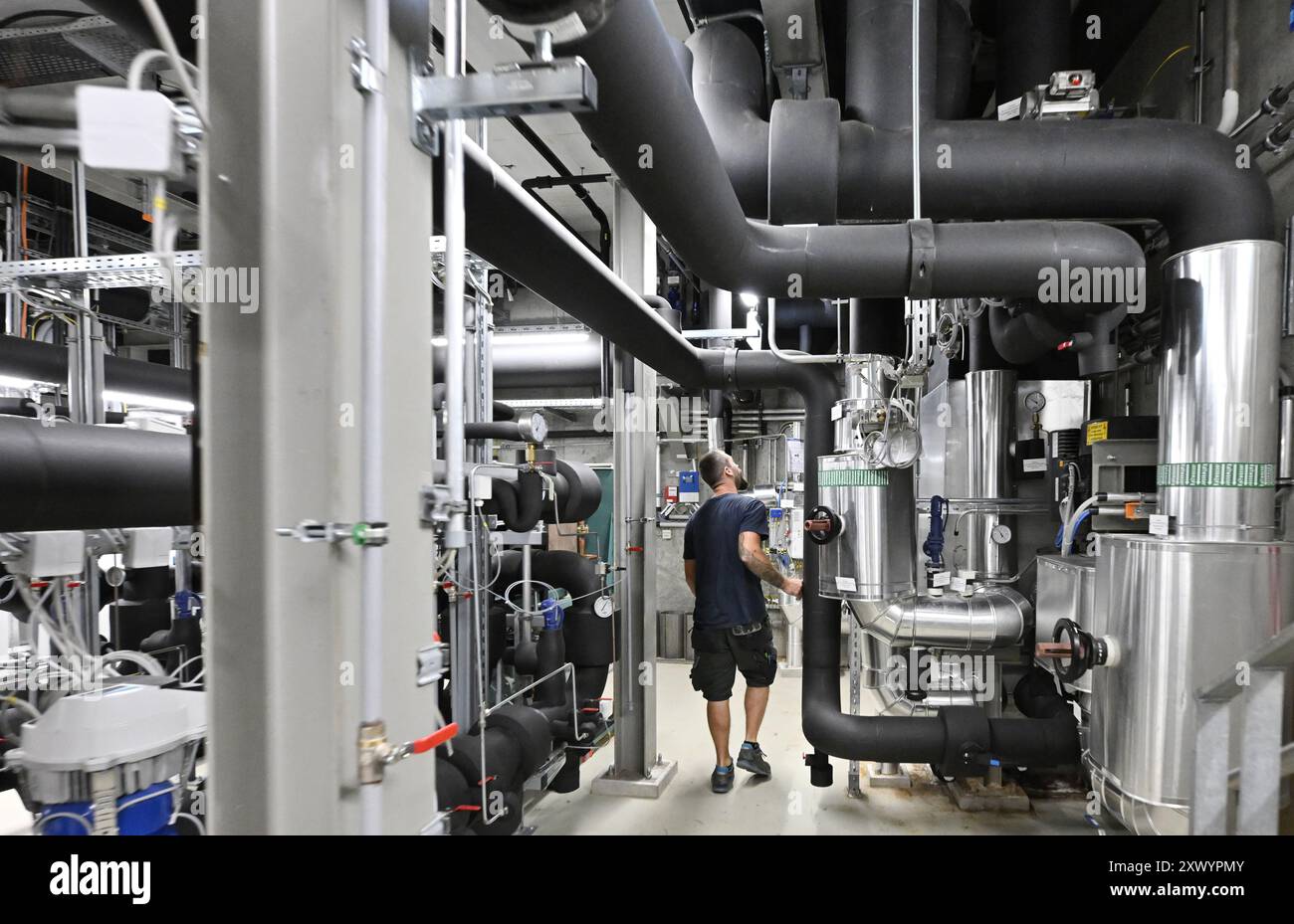 THEMENBILD - Projekt "Bild der Zukunft": FERNKÜHLUNG - mit Fernwärme wird kaltes Wasser in einem geschlossenen Kreislauf über ein Netz isolierter Rohre transportiert. Vor Ort absorbiert das Wasser Wärme und kühlt so die Raumtemperatur. Er fließt dann zurück und wird zentral wieder gekühlt. Schließlich wird das auf rund 5-6 Grad gekühlte Wasser über den Fernkühlring (Kühlnetz) in das parlamentsgebäude geleitet. Dort wird die Temperatur über Deckenkühlung, Bodenkühlung oder Luftauslässe geregelt. Das Foto wurde am 22. Juli 2024 aufgenommen. Ein Angestellter in einem Wiener Energiebezirk Kühlung Stockfoto