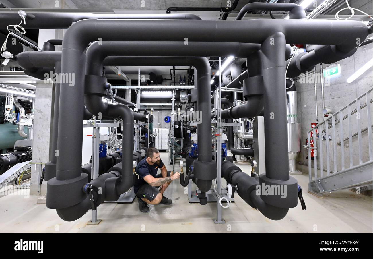 THEMENBILD - Projekt "Bild der Zukunft": FERNKÜHLUNG - mit Fernwärme wird kaltes Wasser in einem geschlossenen Kreislauf über ein Netz isolierter Rohre transportiert. Vor Ort absorbiert das Wasser Wärme und kühlt so die Raumtemperatur. Er fließt dann zurück und wird zentral wieder gekühlt. Schließlich wird das auf rund 5-6 Grad gekühlte Wasser über den Fernkühlring (Kühlnetz) in das parlamentsgebäude geleitet. Dort wird die Temperatur über Deckenkühlung, Bodenkühlung oder Luftauslässe geregelt. Das Foto wurde am 22. Juli 2024 aufgenommen. Ein Mitarbeiter in einem Wiener Energie-Bezirk Kühlung c Stockfoto