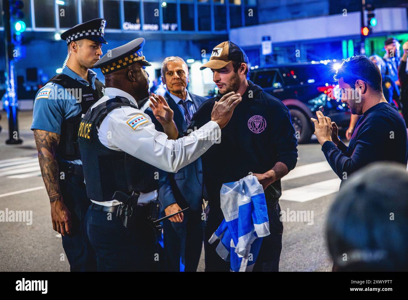 Am Dienstagabend in der Innenstadt von Chicago, am Ort des Demokratischen Nationalkonvents, kam es auf den Straßen vor dem israelischen Konsulat zu einem chaotischen Protest von Pro-Palästina-Anhängern. Eine Gruppe von Pro-Israel-Anhängern durfte von der Chicago Police auch die Straße besetzen, die von mehreren Polizeilinien getrennt war. Als die Chicagoer Polizei versuchte, Geld auszuzahlen, wurden die Pro-Palästina-Demonstranten gewalttätig, indem sie drängten und schiebten. Eine Katz-und-Maus-Verfolgung entwickelte sich, bis die Polizei die Demonstranten einsperren und verhaften konnte. Quelle: David Jank/JankPhoto Stockfoto