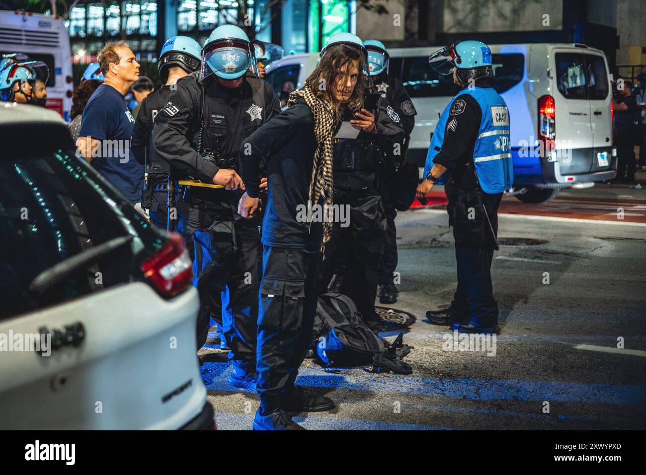 Am Dienstagabend in der Innenstadt von Chicago, am Ort des Demokratischen Nationalkonvents, kam es auf den Straßen vor dem israelischen Konsulat zu einem chaotischen Protest von Pro-Palästina-Anhängern. Eine Gruppe von Pro-Israel-Anhängern durfte von der Chicago Police auch die Straße besetzen, die von mehreren Polizeilinien getrennt war. Als die Chicagoer Polizei versuchte, Geld auszuzahlen, wurden die Pro-Palästina-Demonstranten gewalttätig, indem sie drängten und schiebten. Eine Katz-und-Maus-Verfolgung entwickelte sich, bis die Polizei die Demonstranten einsperren und verhaften konnte. Quelle: David Jank/JankPhoto Stockfoto