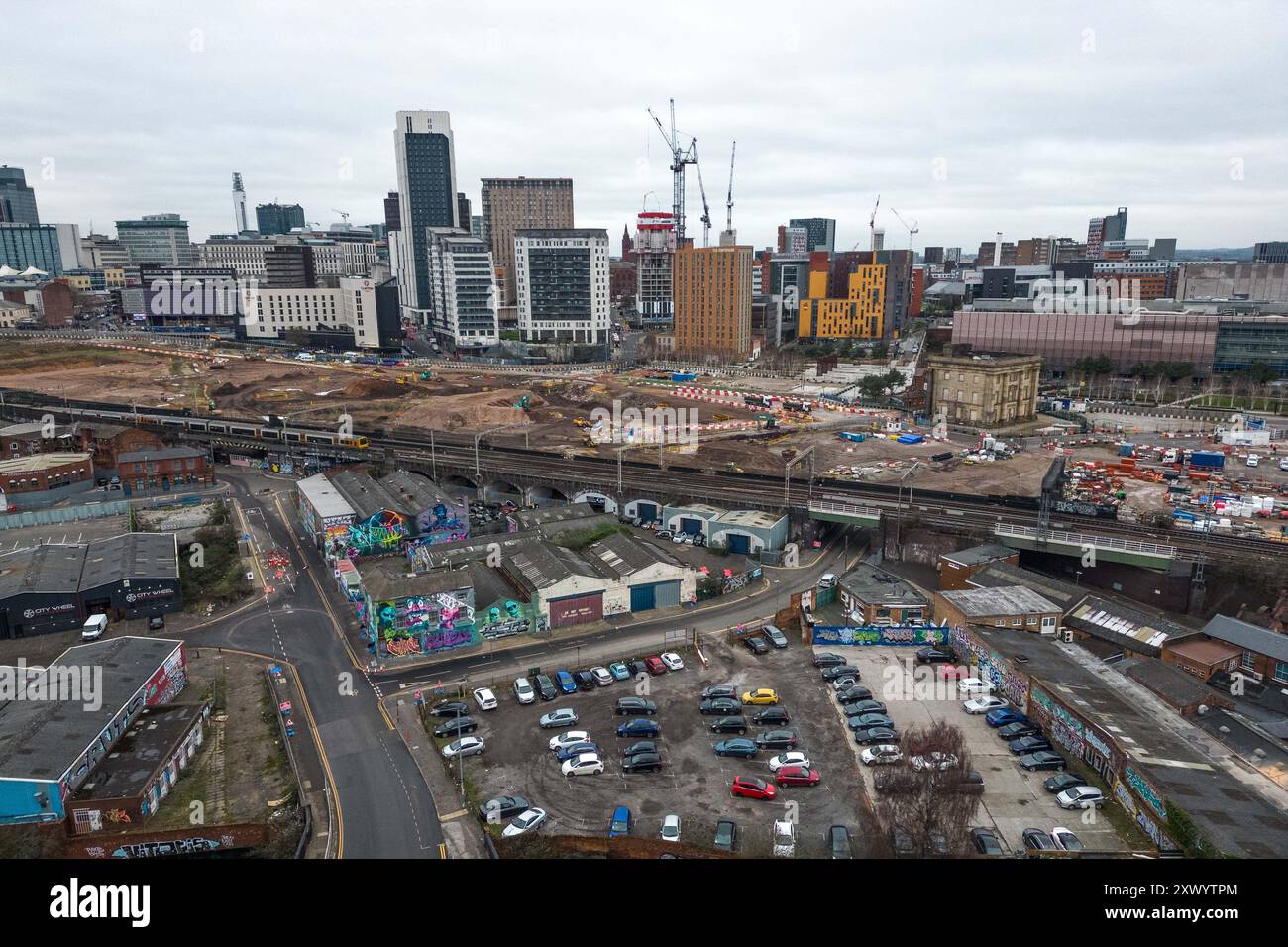 Canal Street, Digbeth, Birmingham, 11. Januar 2024 - Bau der neuen BBC-Studios in Digbeth, Birmingham. Nach Fertigstellung werden Midlands und andere BBC-Produktionen aus der Mailbox und anderen Bereichen in das kreative Viertel der Stadt am Standort Digbeth verlegt. Das Gebäude, das umgebaut wird, ist die alte Typhoo-Teefabrik, die von 1929 bis 1978 betrieben wurde, da die Fabrik verfallen und ungenutzt war. Nach Fertigstellung befindet sich der neue Standort neben HS2, sodass die Mitarbeiter problemlos von und nach London pendeln können. Das Gebäude spielte auch in Steven Spielbergs Film Ready Player On Stockfoto