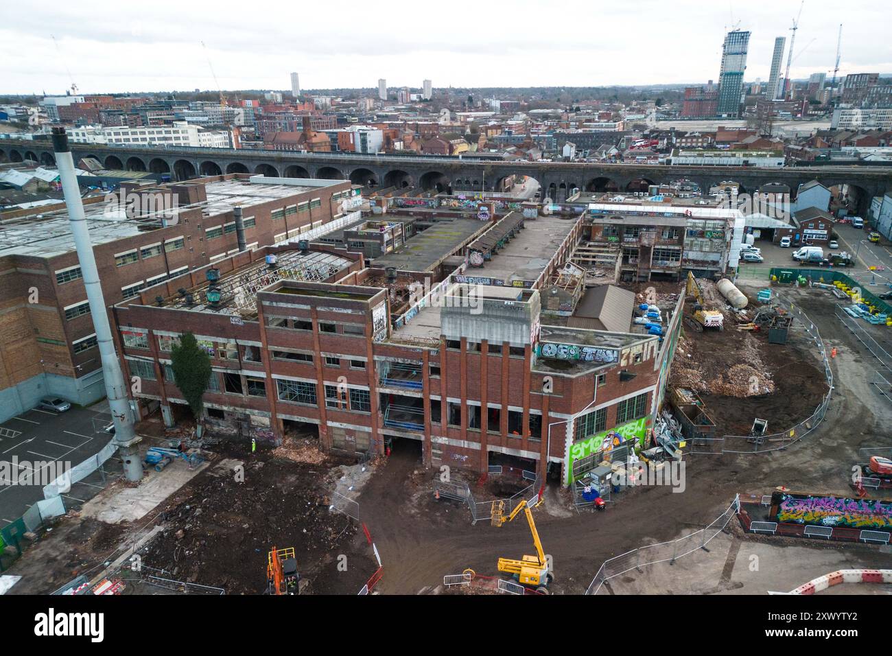 Canal Street, Digbeth, Birmingham, 20. Februar 2024 - Bau der neuen BBC-Studios in Digbeth, Birmingham. Nach Fertigstellung werden Midlands und andere BBC-Produktionen aus der Mailbox und anderen Bereichen in das kreative Viertel der Stadt am Standort Digbeth verlegt. Das Gebäude, das umgebaut wird, ist die alte Typhoo-Teefabrik, die von 1929 bis 1978 betrieben wurde, da die Fabrik verfallen und ungenutzt war. Nach Fertigstellung befindet sich der neue Standort neben HS2, sodass die Mitarbeiter problemlos von und nach London pendeln können. Das Gebäude spielte auch in Steven Spielbergs Film Ready Player O Stockfoto