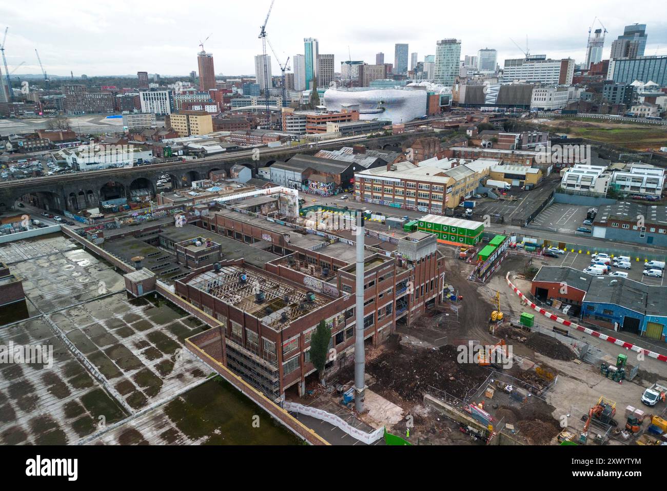 Canal Street, Digbeth, Birmingham, 20. Februar 2024 - Bau der neuen BBC-Studios in Digbeth, Birmingham. Nach Fertigstellung werden Midlands und andere BBC-Produktionen aus der Mailbox und anderen Bereichen in das kreative Viertel der Stadt am Standort Digbeth verlegt. Das Gebäude, das umgebaut wird, ist die alte Typhoo-Teefabrik, die von 1929 bis 1978 betrieben wurde, da die Fabrik verfallen und ungenutzt war. Nach Fertigstellung befindet sich der neue Standort neben HS2, sodass die Mitarbeiter problemlos von und nach London pendeln können. Das Gebäude spielte auch in Steven Spielbergs Film Ready Player O Stockfoto