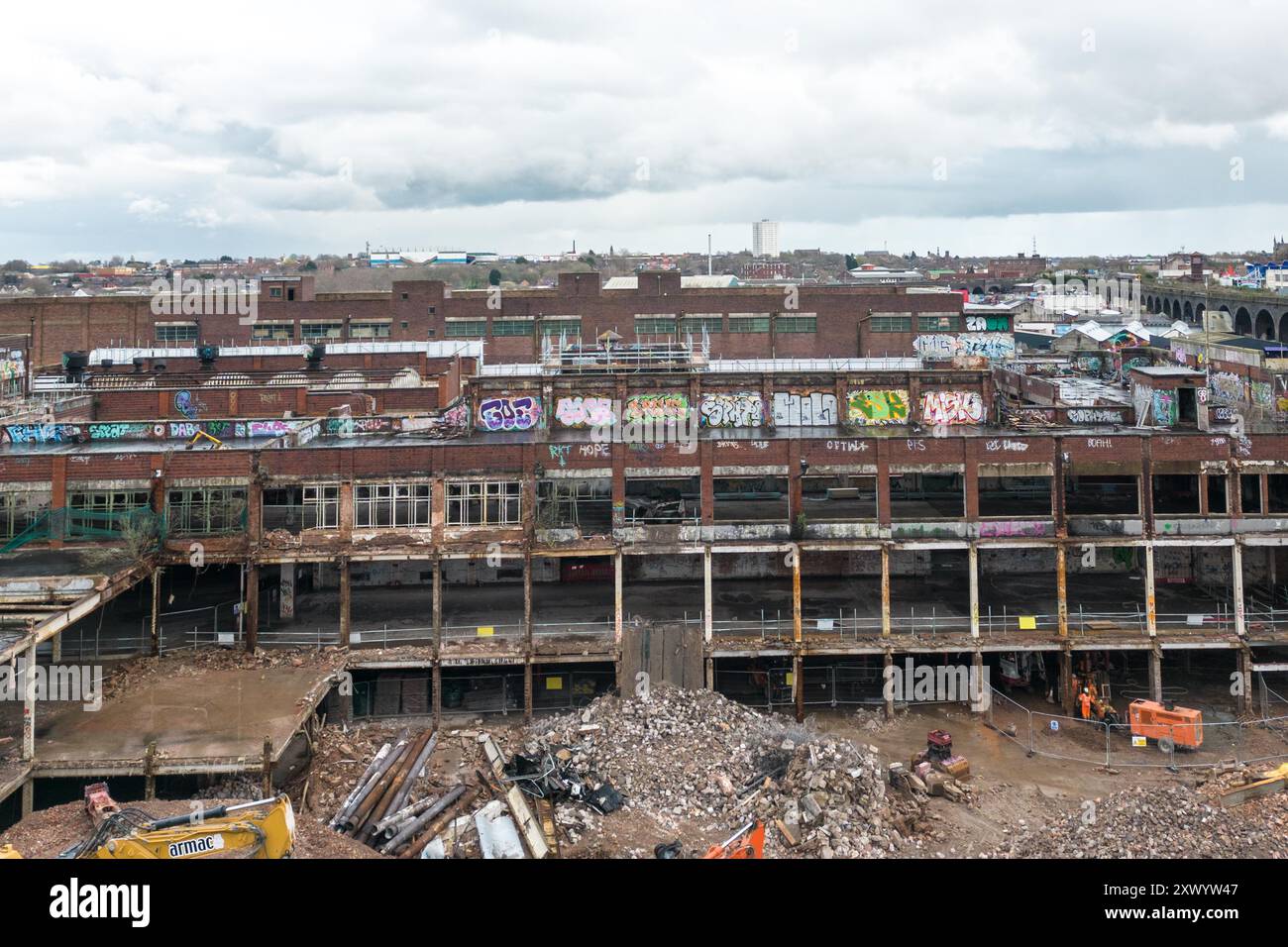 Canal Street, Digbeth, Birmingham, 15. März 2024 - Bau der neuen BBC-Studios in Digbeth, Birmingham. Nach Fertigstellung werden Midlands und andere BBC-Produktionen aus der Mailbox und anderen Bereichen in das kreative Viertel der Stadt am Standort Digbeth verlegt. Das Gebäude, das umgebaut wird, ist die alte Typhoo-Teefabrik, die von 1929 bis 1978 betrieben wurde, da die Fabrik verfallen und ungenutzt war. Nach Fertigstellung befindet sich der neue Standort neben HS2, sodass die Mitarbeiter problemlos von und nach London pendeln können. Das Gebäude spielte auch in Steven Spielbergs Film Ready Player One. Stockfoto