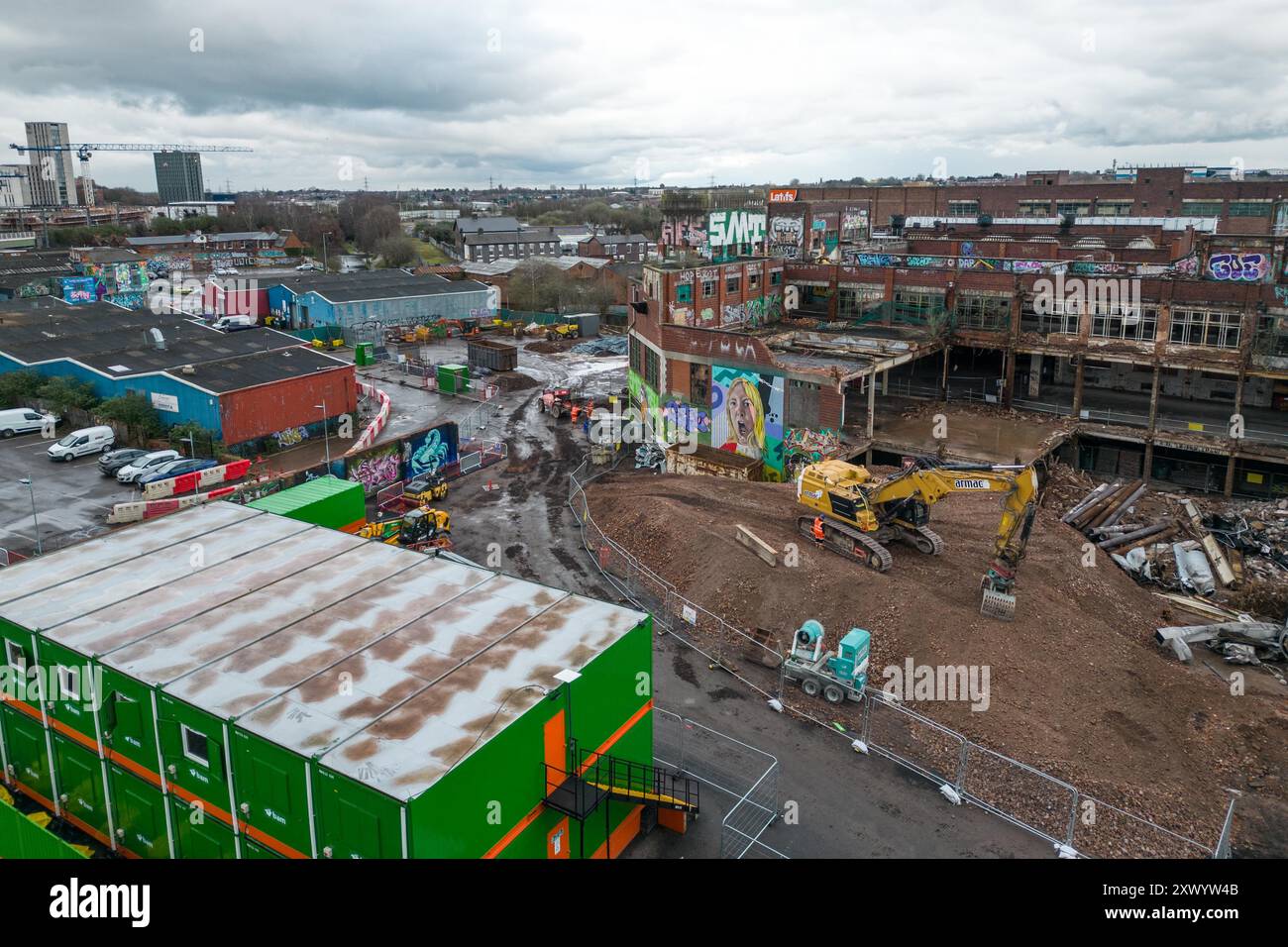 Canal Street, Digbeth, Birmingham, 15. März 2024 - Bau der neuen BBC-Studios in Digbeth, Birmingham. Nach Fertigstellung werden Midlands und andere BBC-Produktionen aus der Mailbox und anderen Bereichen in das kreative Viertel der Stadt am Standort Digbeth verlegt. Das Gebäude, das umgebaut wird, ist die alte Typhoo-Teefabrik, die von 1929 bis 1978 betrieben wurde, da die Fabrik verfallen und ungenutzt war. Nach Fertigstellung befindet sich der neue Standort neben HS2, sodass die Mitarbeiter problemlos von und nach London pendeln können. Das Gebäude spielte auch in Steven Spielbergs Film Ready Player One. Stockfoto