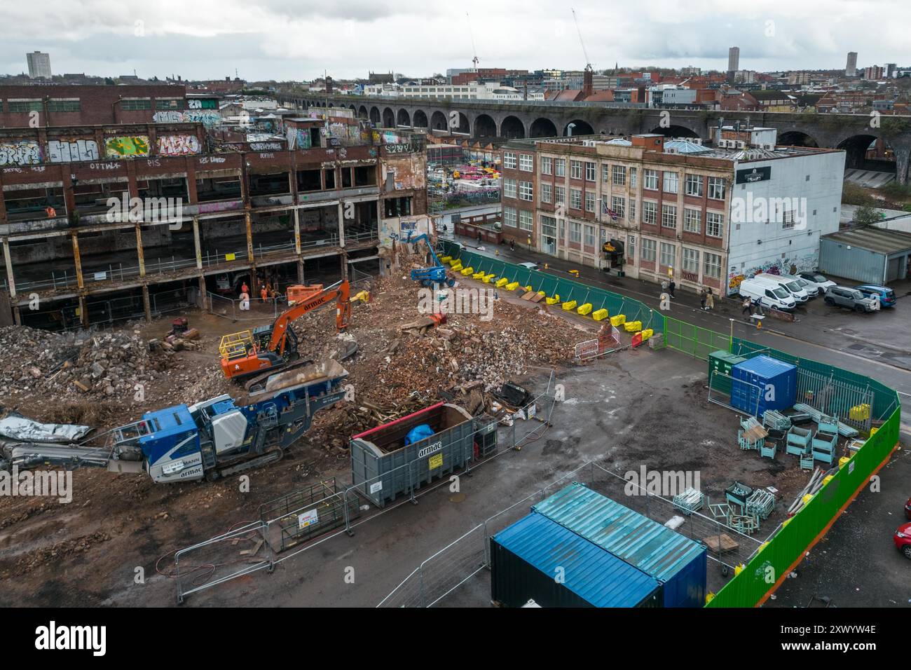 Canal Street, Digbeth, Birmingham, 15. März 2024 - Bau der neuen BBC-Studios in Digbeth, Birmingham. Nach Fertigstellung werden Midlands und andere BBC-Produktionen aus der Mailbox und anderen Bereichen in das kreative Viertel der Stadt am Standort Digbeth verlegt. Das Gebäude, das umgebaut wird, ist die alte Typhoo-Teefabrik, die von 1929 bis 1978 betrieben wurde, da die Fabrik verfallen und ungenutzt war. Nach Fertigstellung befindet sich der neue Standort neben HS2, sodass die Mitarbeiter problemlos von und nach London pendeln können. Das Gebäude spielte auch in Steven Spielbergs Film Ready Player One. Stockfoto