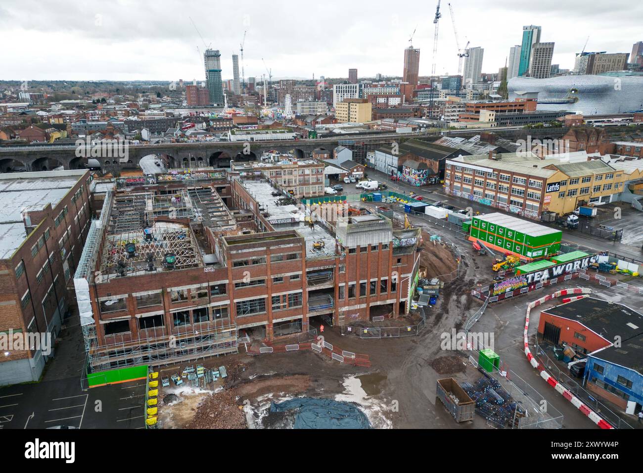 Canal Street, Digbeth, Birmingham, 15. März 2024 - Bau der neuen BBC-Studios in Digbeth, Birmingham. Nach Fertigstellung werden Midlands und andere BBC-Produktionen aus der Mailbox und anderen Bereichen in das kreative Viertel der Stadt am Standort Digbeth verlegt. Das Gebäude, das umgebaut wird, ist die alte Typhoo-Teefabrik, die von 1929 bis 1978 betrieben wurde, da die Fabrik verfallen und ungenutzt war. Nach Fertigstellung befindet sich der neue Standort neben HS2, sodass die Mitarbeiter problemlos von und nach London pendeln können. Das Gebäude spielte auch in Steven Spielbergs Film Ready Player One. Stockfoto