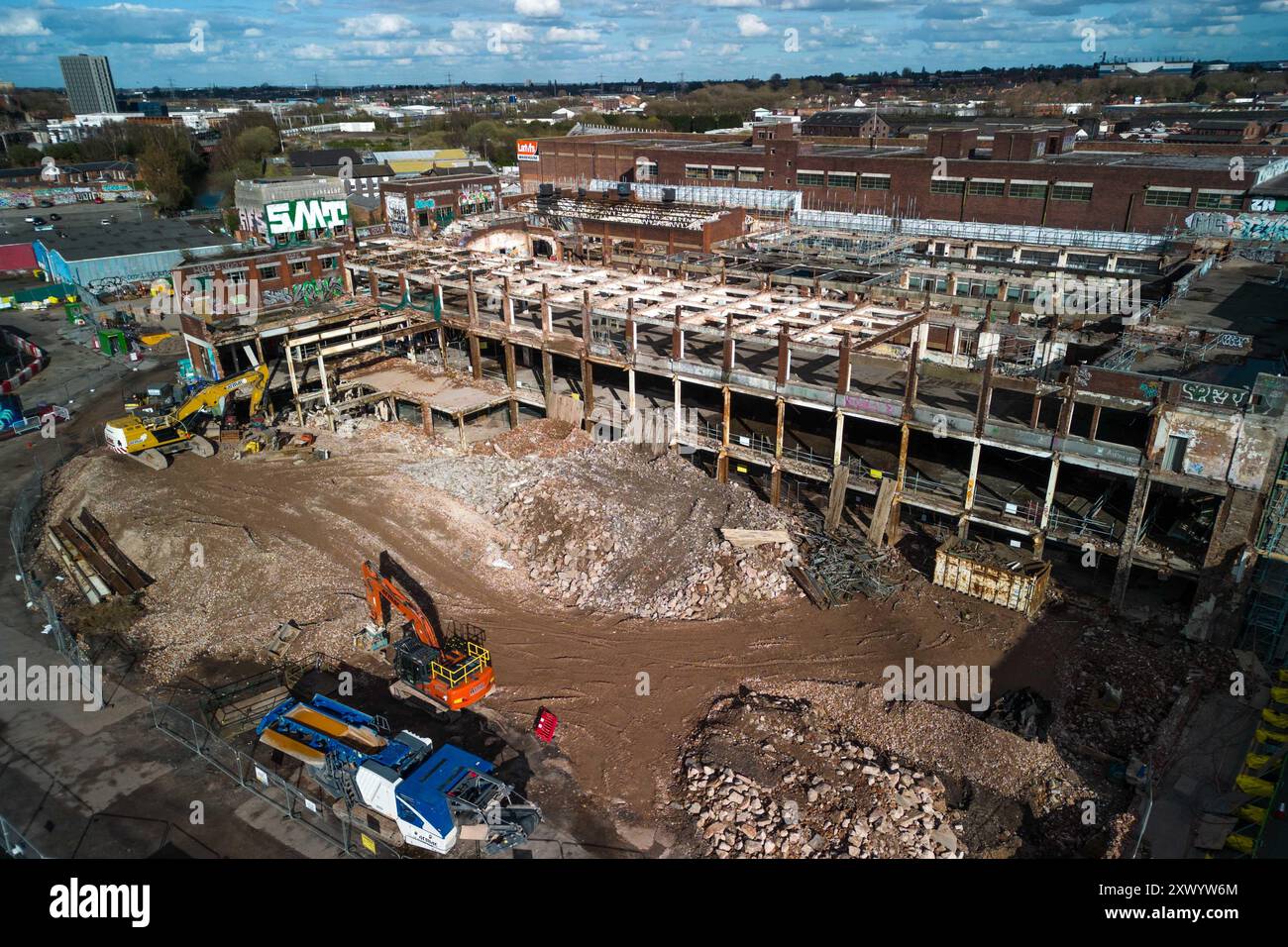 Canal Street, Digbeth, Birmingham, 30. März 2024 - Bau der neuen BBC-Studios in Digbeth, Birmingham. Nach Fertigstellung werden Midlands und andere BBC-Produktionen aus der Mailbox und anderen Bereichen in das kreative Viertel der Stadt am Standort Digbeth verlegt. Das Gebäude, das umgebaut wird, ist die alte Typhoo-Teefabrik, die von 1929 bis 1978 betrieben wurde, da die Fabrik verfallen und ungenutzt war. Nach Fertigstellung befindet sich der neue Standort neben HS2, sodass die Mitarbeiter problemlos von und nach London pendeln können. Das Gebäude spielte auch in Steven Spielbergs Film Ready Player One. Stockfoto