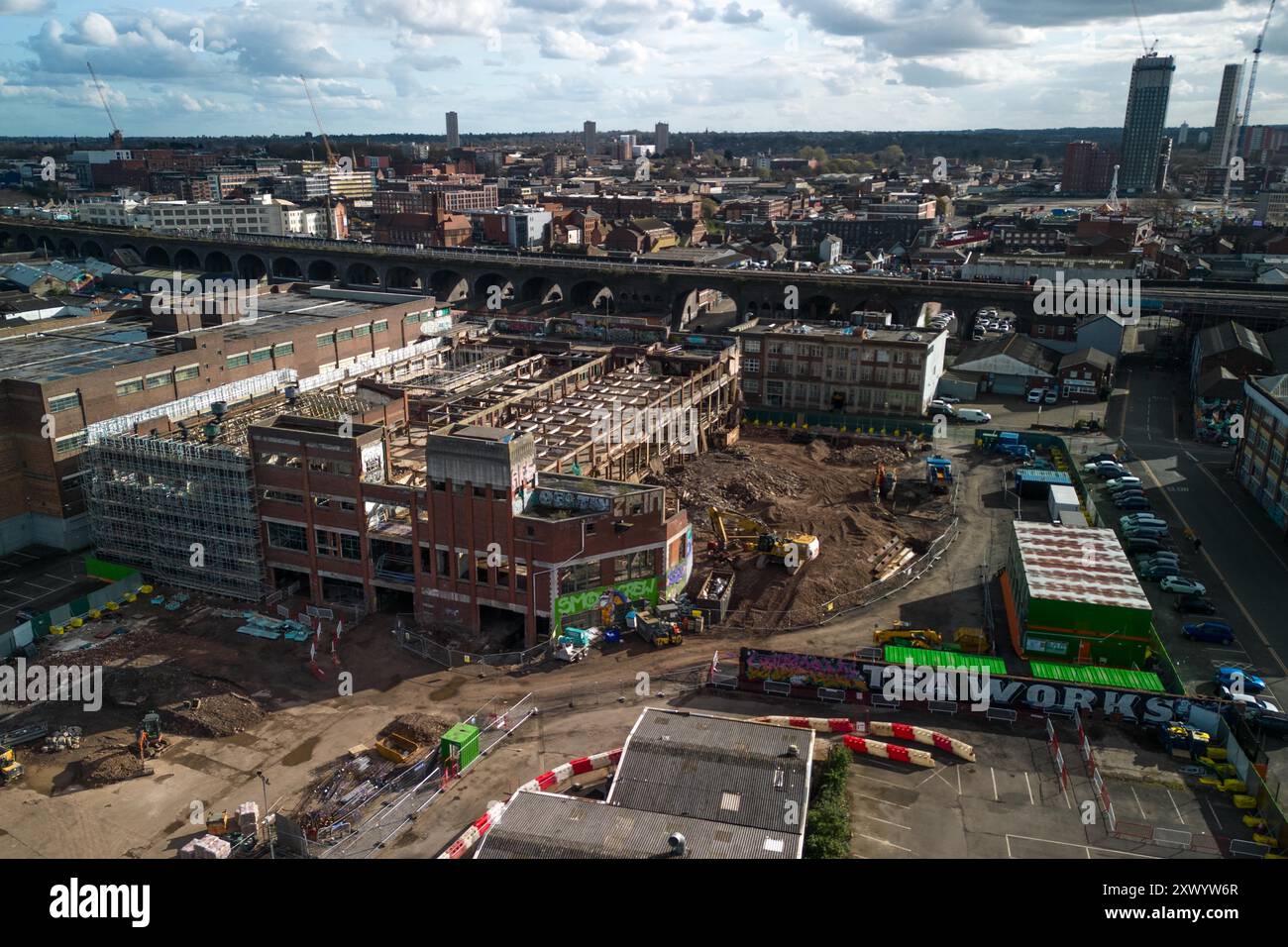 Canal Street, Digbeth, Birmingham, 30. März 2024 - Bau der neuen BBC-Studios in Digbeth, Birmingham. Nach Fertigstellung werden Midlands und andere BBC-Produktionen aus der Mailbox und anderen Bereichen in das kreative Viertel der Stadt am Standort Digbeth verlegt. Das Gebäude, das umgebaut wird, ist die alte Typhoo-Teefabrik, die von 1929 bis 1978 betrieben wurde, da die Fabrik verfallen und ungenutzt war. Nach Fertigstellung befindet sich der neue Standort neben HS2, sodass die Mitarbeiter problemlos von und nach London pendeln können. Das Gebäude spielte auch in Steven Spielbergs Film Ready Player One. Stockfoto