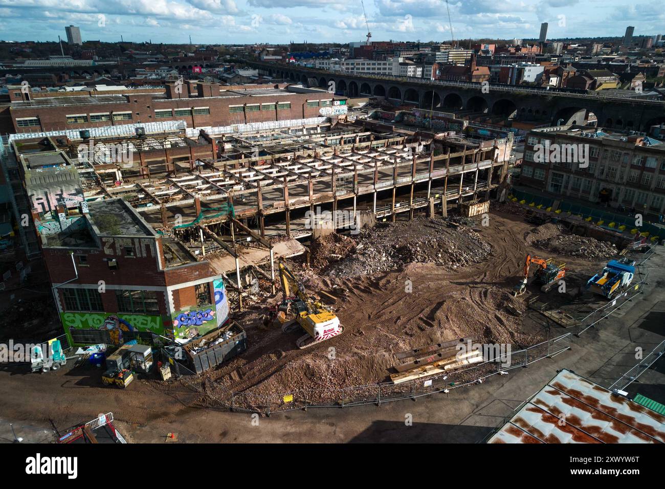 Canal Street, Digbeth, Birmingham, 30. März 2024 - Bau der neuen BBC-Studios in Digbeth, Birmingham. Nach Fertigstellung werden Midlands und andere BBC-Produktionen aus der Mailbox und anderen Bereichen in das kreative Viertel der Stadt am Standort Digbeth verlegt. Das Gebäude, das umgebaut wird, ist die alte Typhoo-Teefabrik, die von 1929 bis 1978 betrieben wurde, da die Fabrik verfallen und ungenutzt war. Nach Fertigstellung befindet sich der neue Standort neben HS2, sodass die Mitarbeiter problemlos von und nach London pendeln können. Das Gebäude spielte auch in Steven Spielbergs Film Ready Player One. Stockfoto