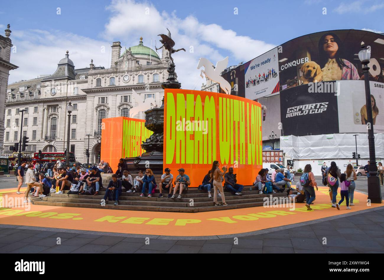 London, Großbritannien. August 2024. Eine neue Installation mit dem Titel „Good Things Come That Who Wait“ von Yinka Ilori wurde rund um den Shaftesbury Memorial Fountain im Piccadilly Circus enthüllt. Quelle: Vuk Valcic/Alamy Live News Stockfoto