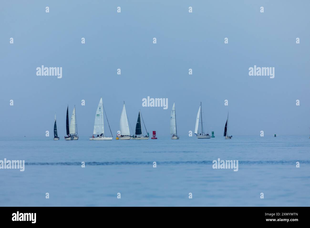 South Amboy, New Jersey - 14. August 2024: Sailabots fahren in der Raritan Bay zwischen New Jersey und Staten Island während der Beatufiul Golden Hour Stockfoto