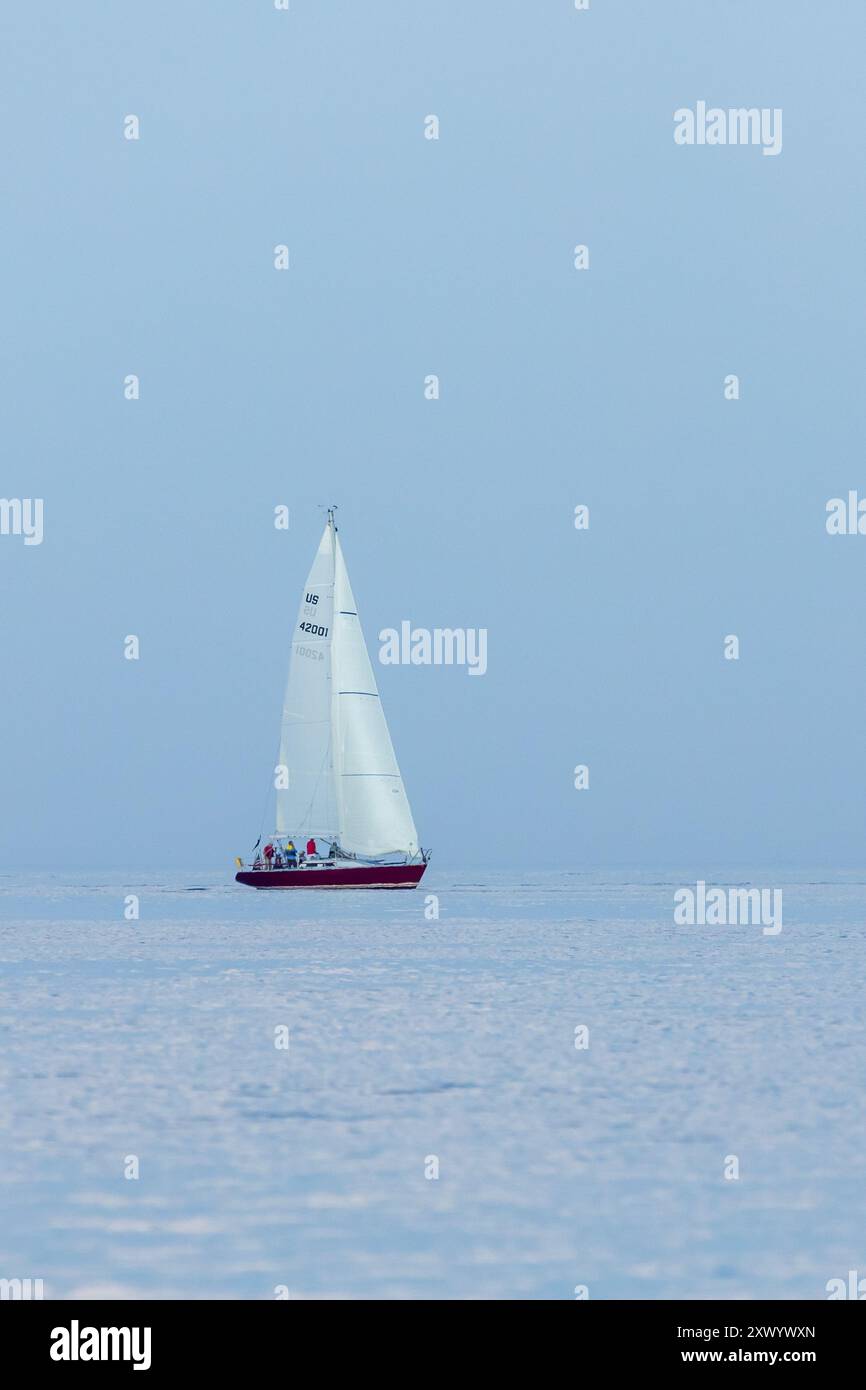 South Amboy, New Jersey - 14. August 2024: Sailabots fahren in der Raritan Bay zwischen New Jersey und Staten Island während der Beatufiul Golden Hour Stockfoto