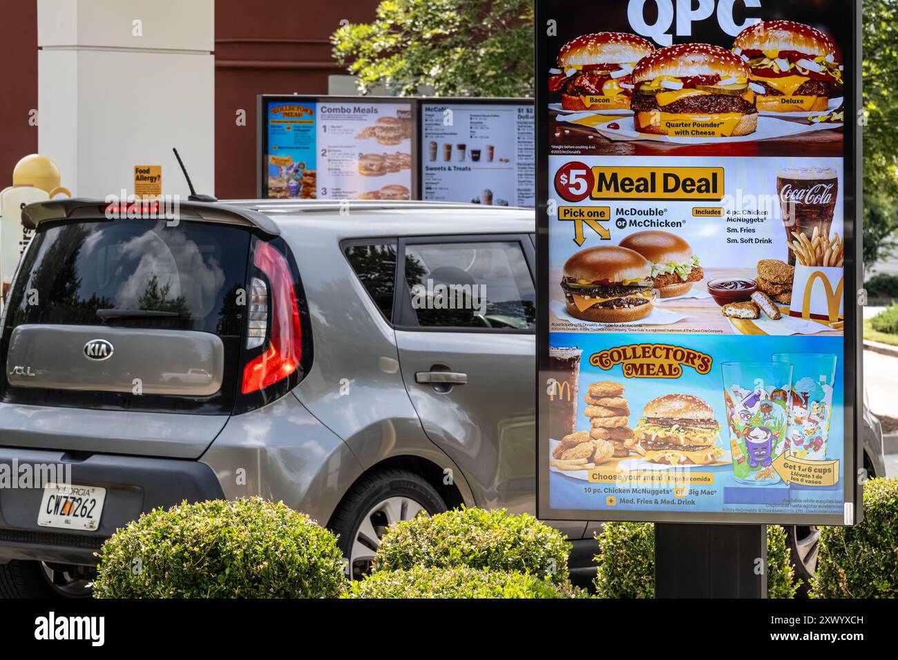 McDonald's Restaurant Drive-Thru mit Menüwerbung in Buford, Georgia. (USA) Stockfoto