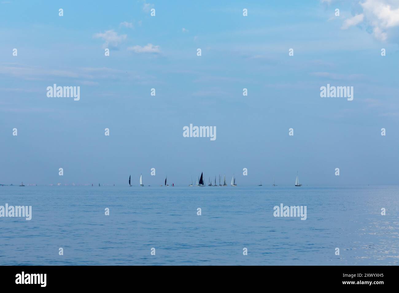 Segelboote fahren am 14. August 2024 über die Raritan Bay in der Gegend zwischen Staten Island und New Jersey. Stockfoto