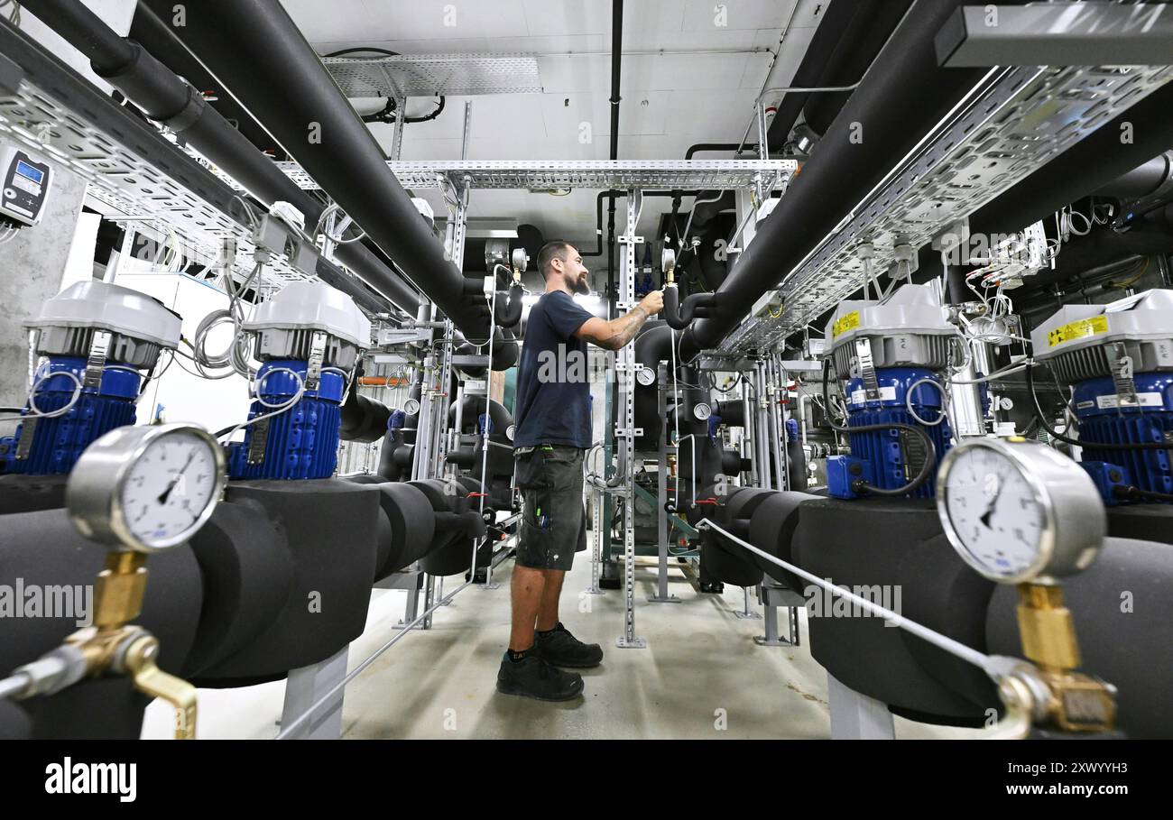 THEMENBILD - Projekt "Bild der Zukunft": FERNKÜHLUNG - mit Fernwärme wird kaltes Wasser in einem geschlossenen Kreislauf über ein Netz isolierter Rohre transportiert. Vor Ort absorbiert das Wasser Wärme und kühlt so die Raumtemperatur. Er fließt dann zurück und wird zentral wieder gekühlt. Schließlich wird das auf rund 5-6 Grad gekühlte Wasser über den Fernkühlring (Kühlnetz) in das parlamentsgebäude geleitet. Dort wird die Temperatur über Deckenkühlung, Bodenkühlung oder Luftauslässe geregelt. Das Foto wurde am 22. Juli 2024 aufgenommen. Ein Angestellter in einem Wiener Energiebezirk Kühlung Stockfoto