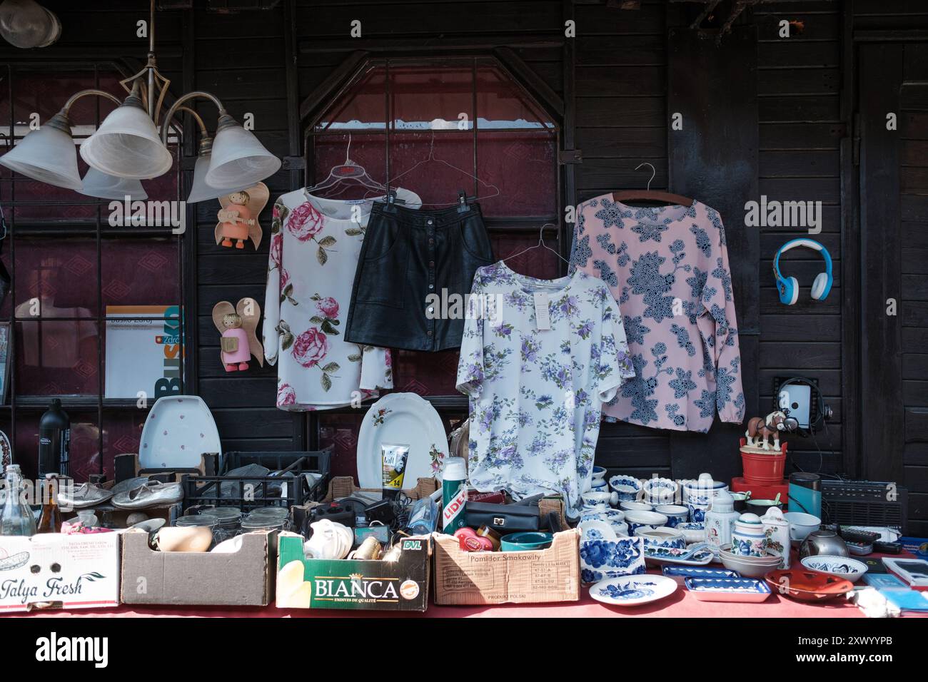 Bazar na Kole mit antiken Ständen aller Arten von gebrauchten Gemälden, Büchern, Fotografien, Besteck, Haushaltsgeräten, altes Spielzeug, gebrauchte Kleidung Stockfoto