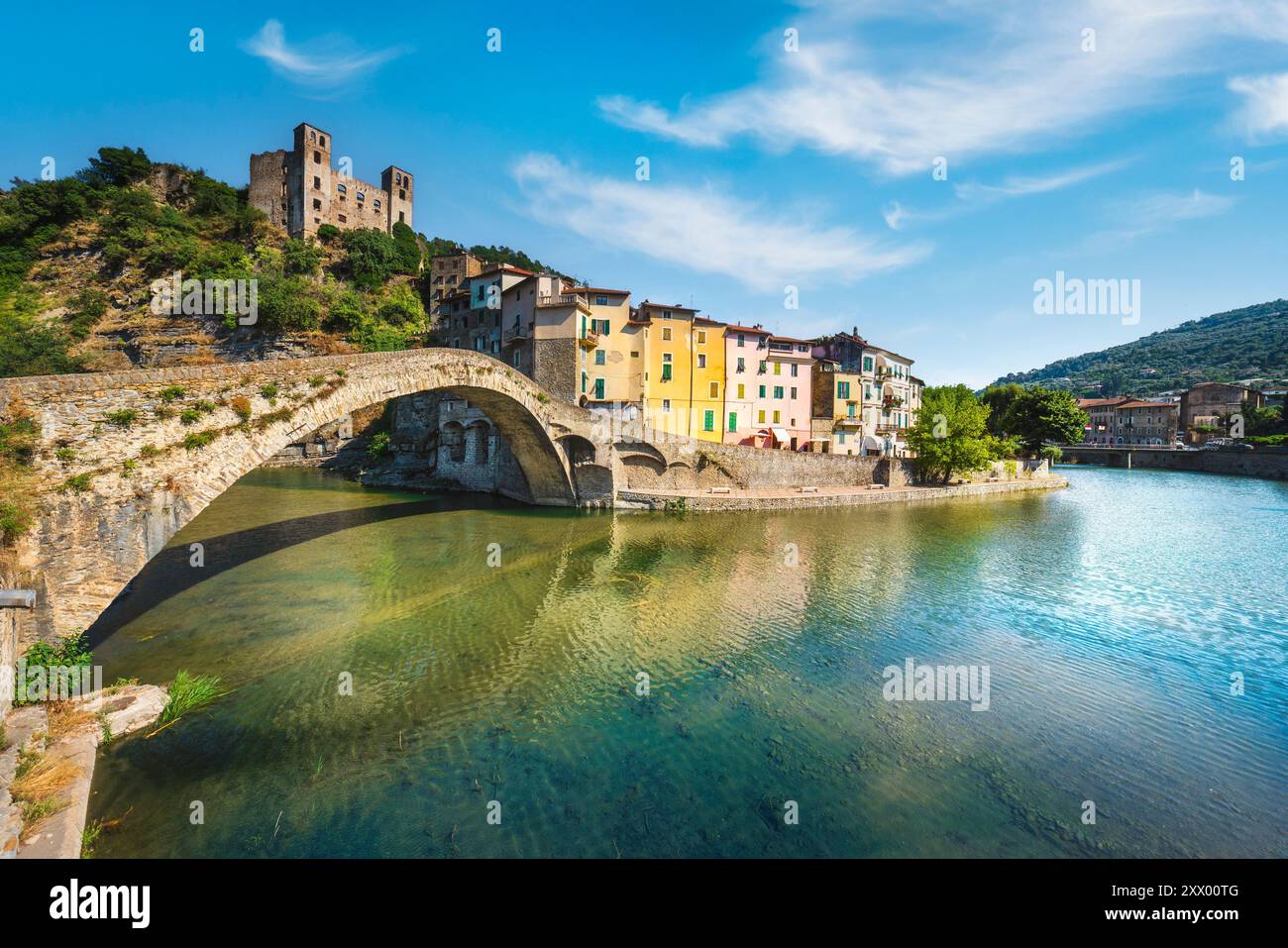 Alte Brücke und Schloss in Dolceacqua. Die mittelalterliche Brücke wurde von Claude Monet gemalt, Doria Castle im Hintergrund. Riviera di Ponente, Provinz Stockfoto