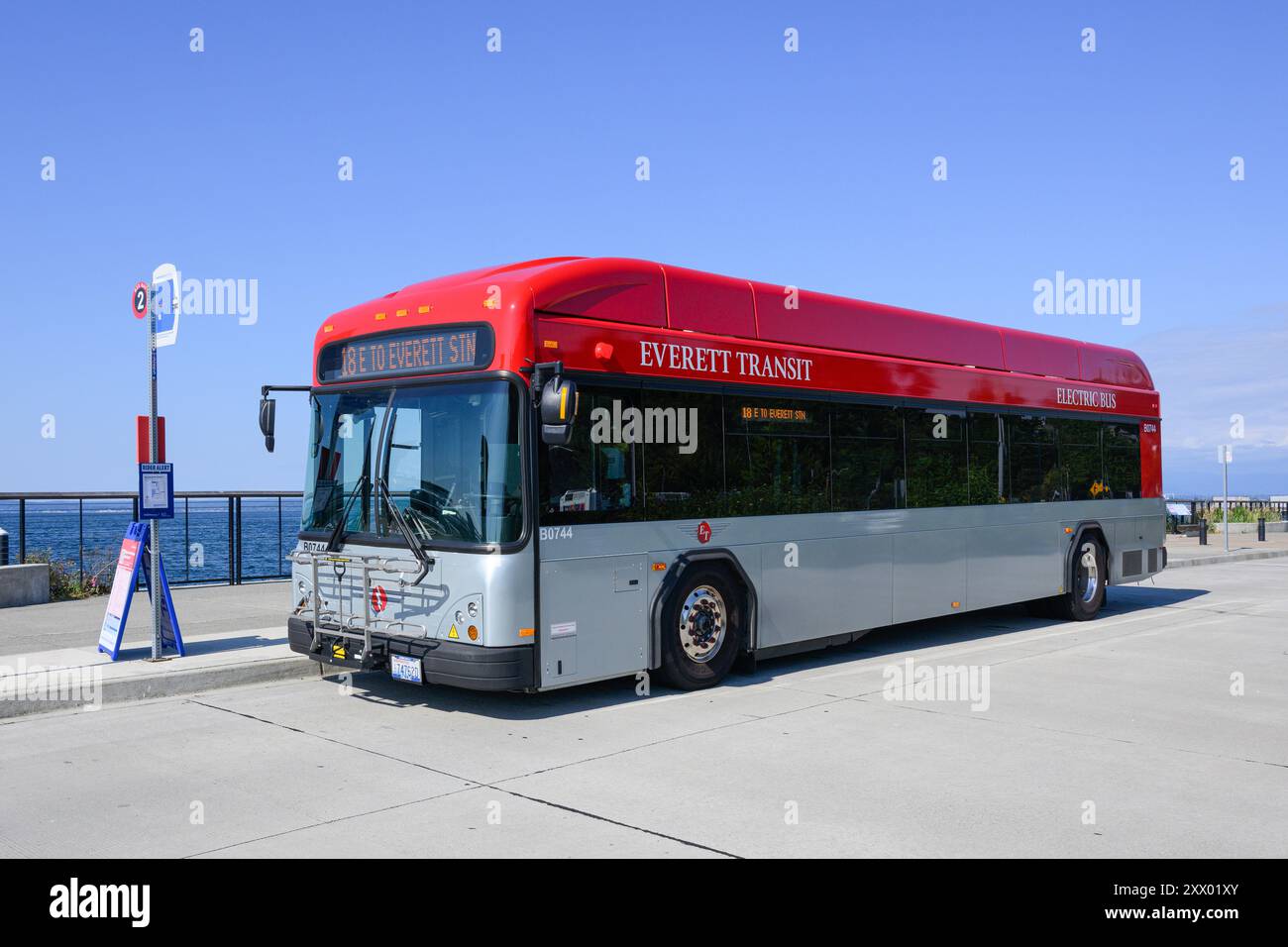 Everett, WA, USA - 15. August 2024; Everett Transit Elektrobus am Ufer von Mukilteo in Rot und Grau Stockfoto
