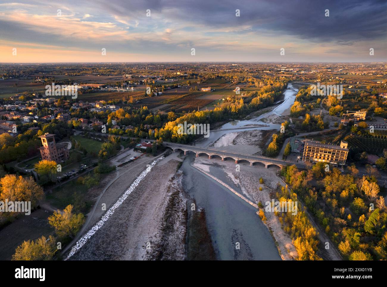 Luftaufnahme der Stadt Spilamberto (Provinz Modena, Italien) und des Flusses Panaro Stockfoto