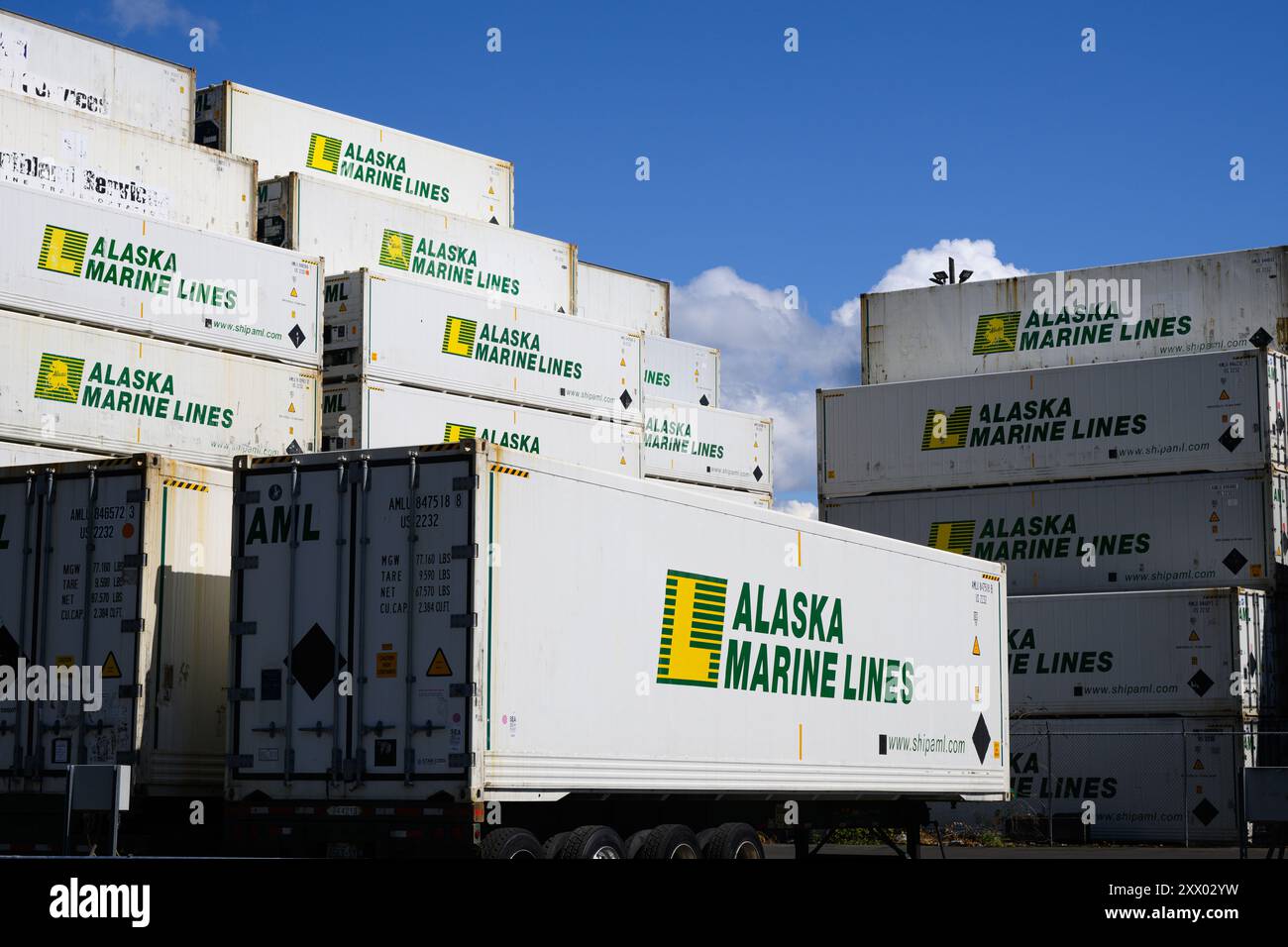 Seattle - 18. August 2024; Alaska Marine Lines Container im Hafen von Seattle Stockfoto