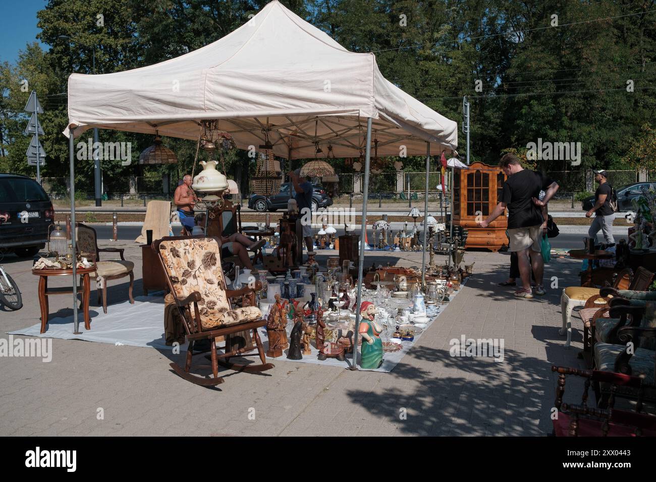 Madrid, Spanien. August 2024. Bazar na Kole mit antiken Ständen aller Arten von gebrauchten Gemälden, Büchern, Fotografien, Besteck, Haushaltsgeräten, altes Spielzeug, gebrauchte Kleidung und andere. In Warschau, am 21. August 2024 Polen Credit: SIPA USA/Alamy Live News Stockfoto