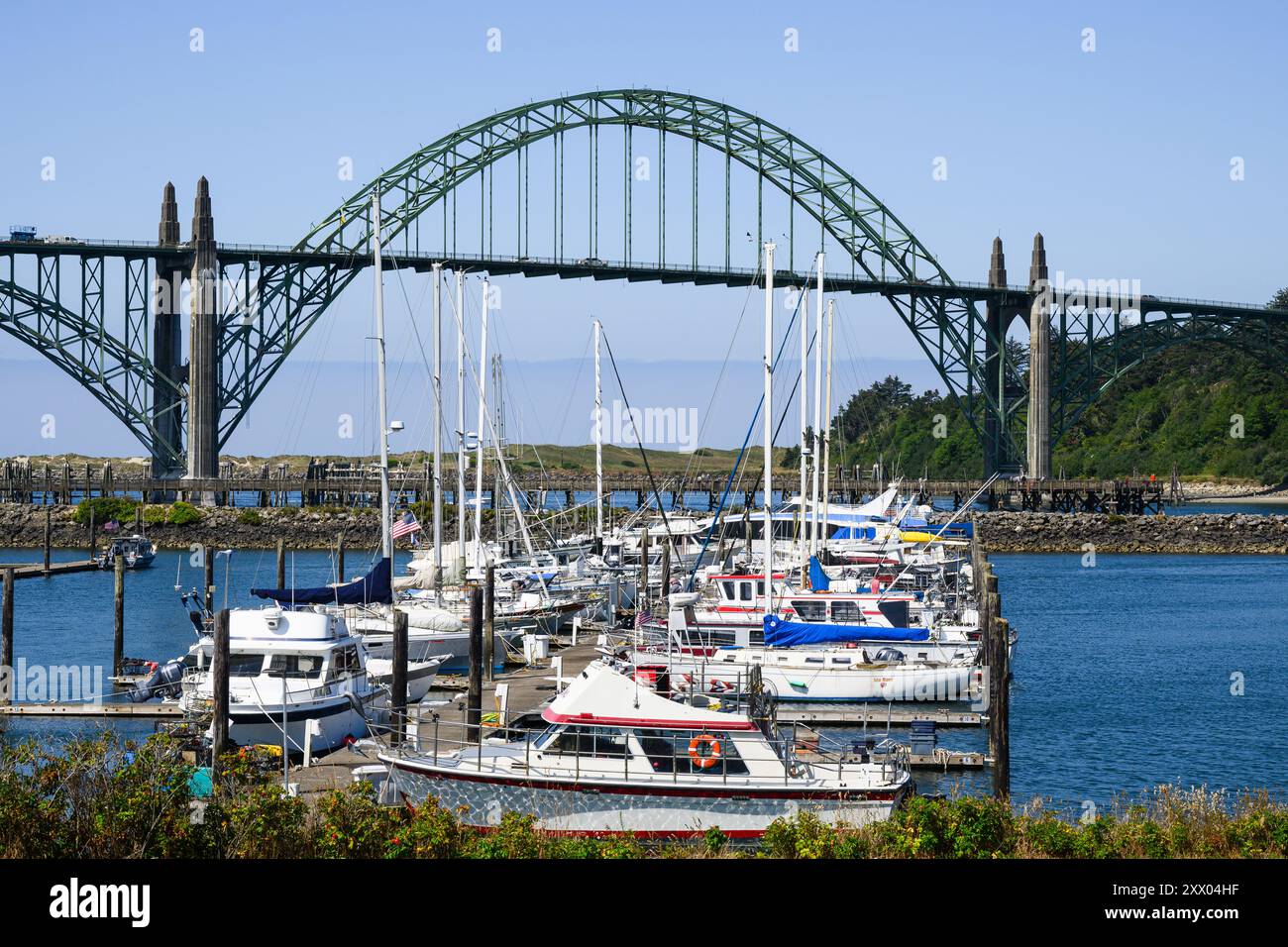 Newport, OR, USA - 6. August 2024; Yaquina Bay Bridge am US Highway 101 und im Sommer Sportboote Stockfoto