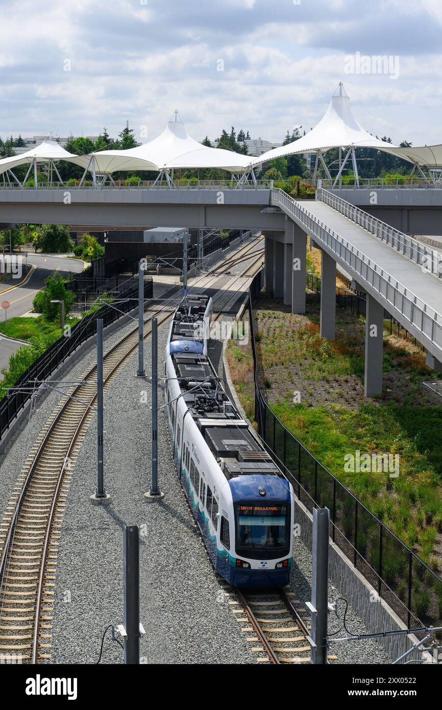 Redmond, WA, USA - 14. August 2024; Seattle Link Light Rail Zug auf 2 Linien bei Redmond Technology neben Microsoft Campus Stockfoto