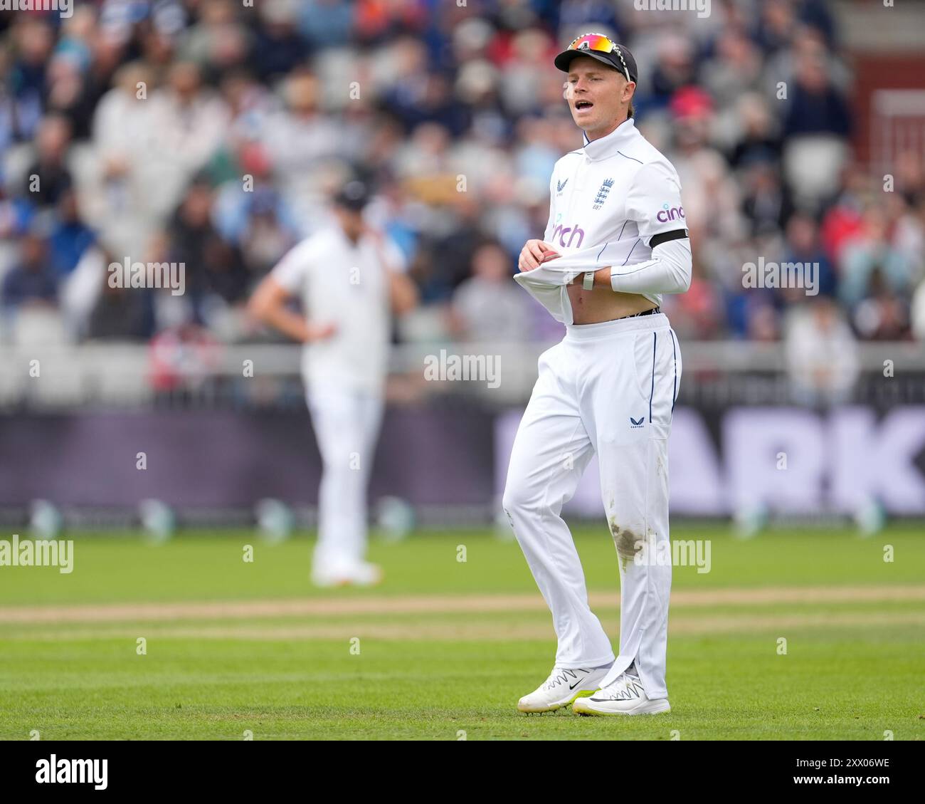 Emirates Old Trafford, Manchester, Großbritannien. August 2024. 1. Rothesay Cricket Test Match, Tag 1, England gegen Sri Lanka; Ollie Pope, Kapitän von England, ruft Anweisung Credit: Action Plus Sports/Alamy Live News Stockfoto