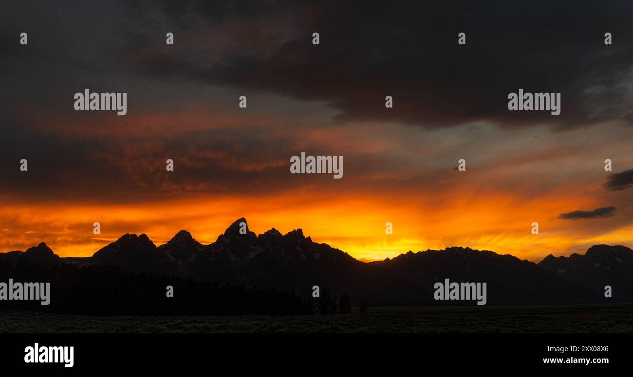 Feurige Grand Tetons Bei Sonnenuntergang Stockfoto