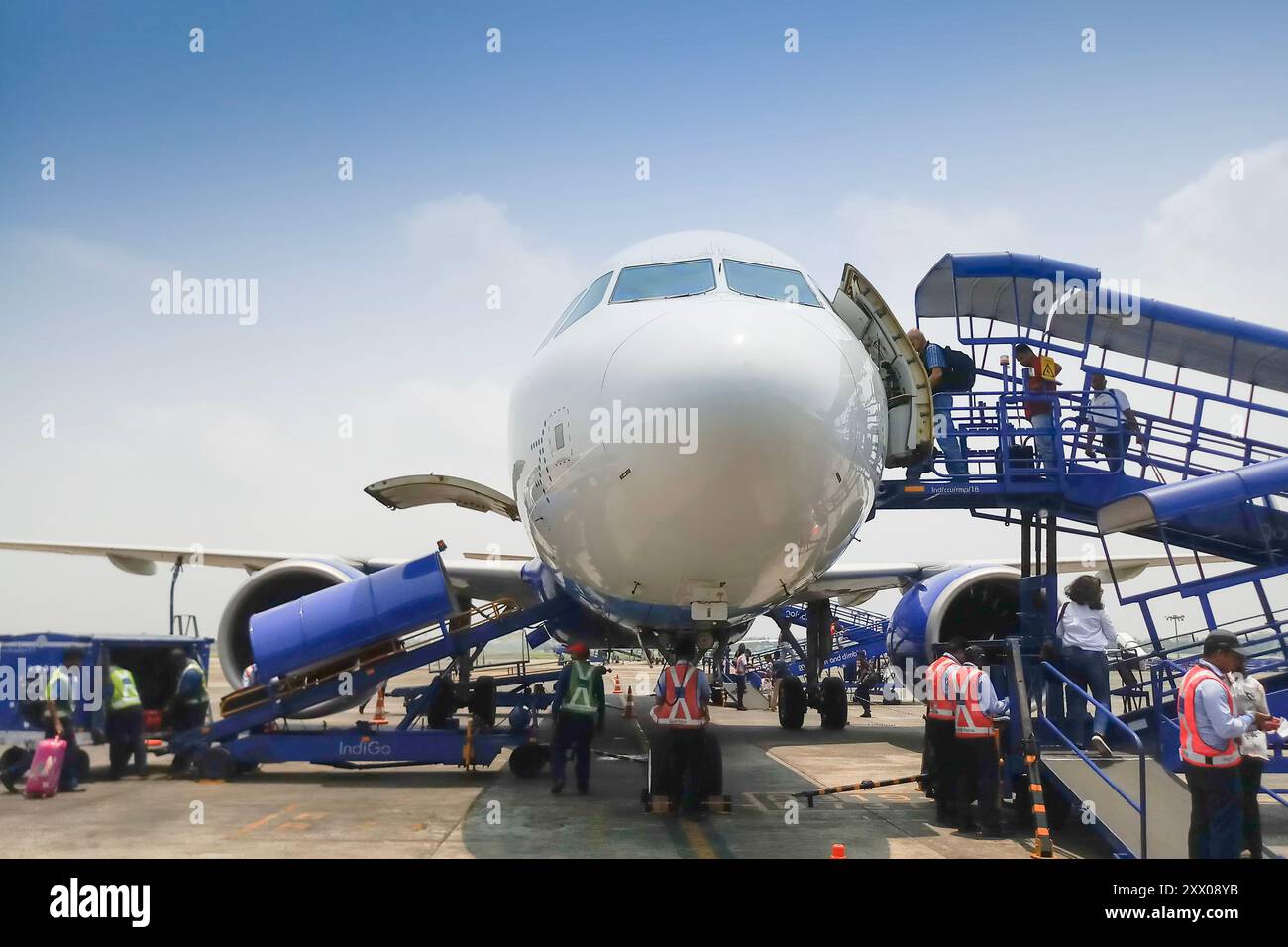 Kolkata, Westbengalen, Indien - 14. Mai 2019 : Passagiere besteigen Indigo-Flug am Hafen von Kalkutta. Blauer Himmel und weiße Wolke im Hintergrund. N Stockfoto