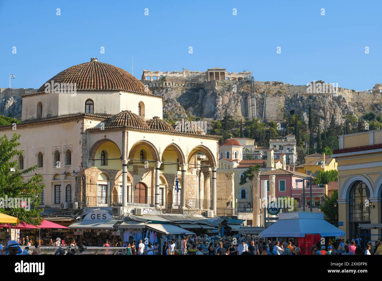 Monastiraki-Platz: Tzistarakis-Moschee mit der Akropolis im Hintergrund. Athen, Griechenland Stockfoto