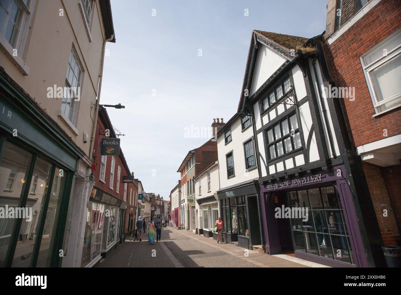 Geschäfte an der Durchgangsstraße in Woodbridge, Suffolk, Großbritannien Stockfoto