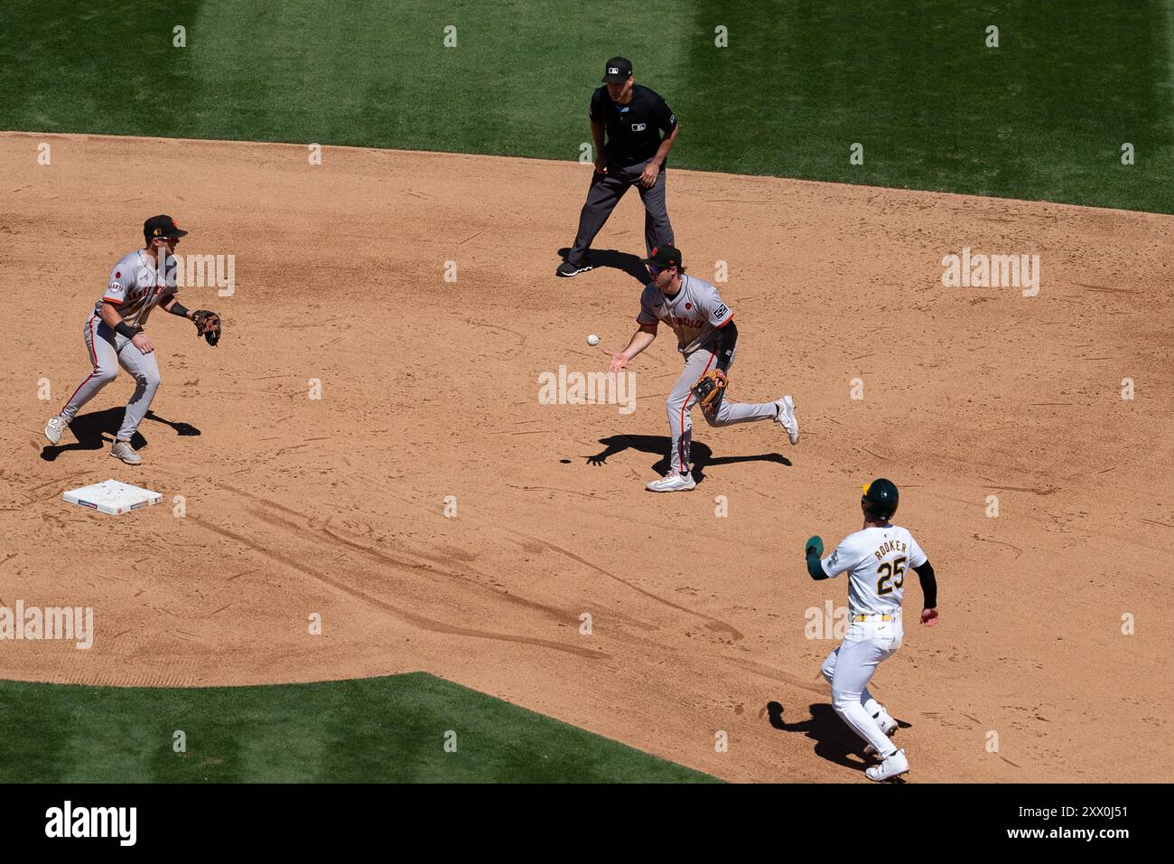 Casey Schmitt (10) wirft den Ball gegen Matt Chapman (26) der San Francisco Giants, um als Oakland Athletics zu spielen Stockfoto