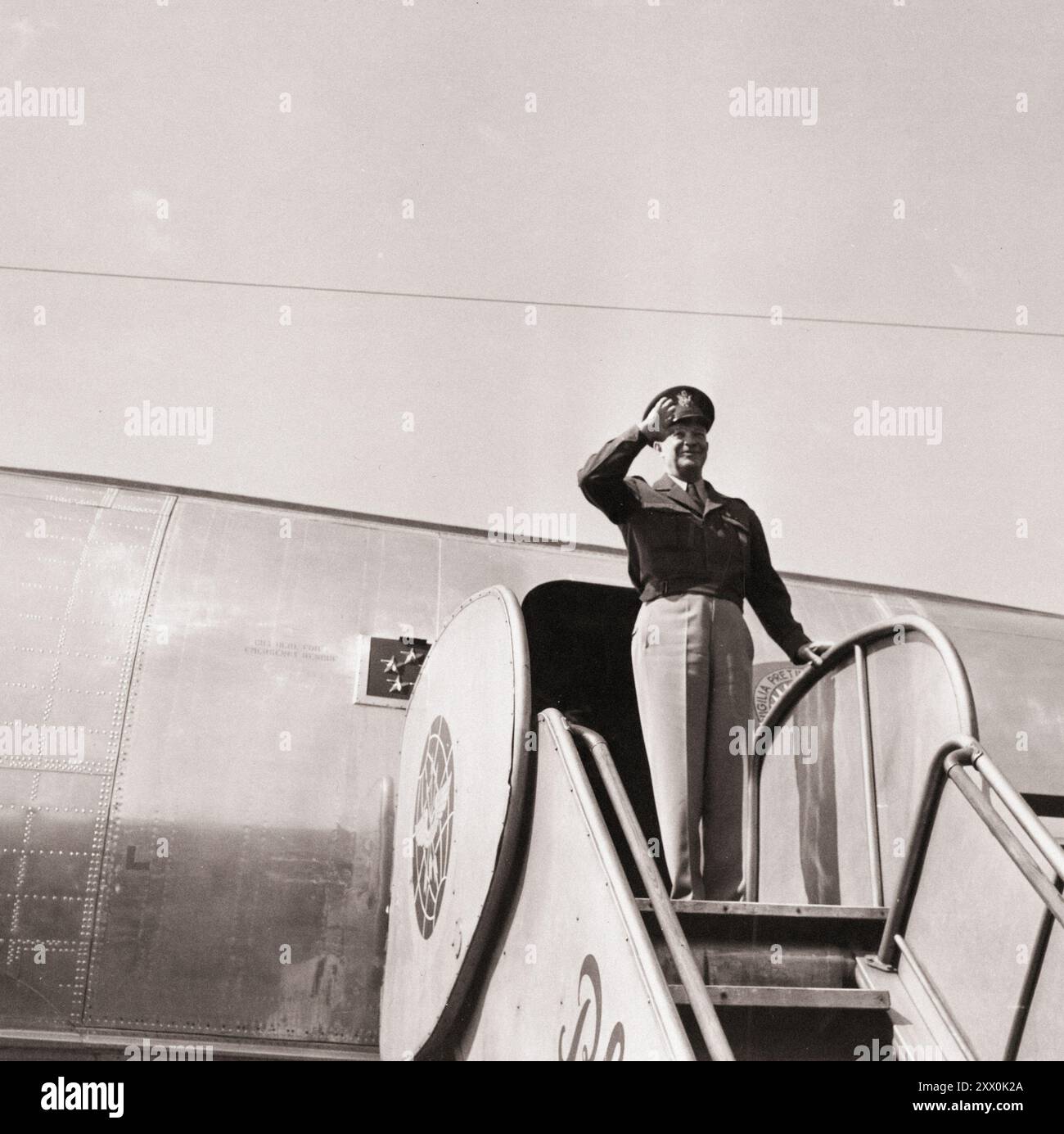 General Dwight D. Eisenhower verabschiedet sich von Deutschland nach einer Parade und Überprüfung im Victory Stadium. 30. April 1952. Stockfoto