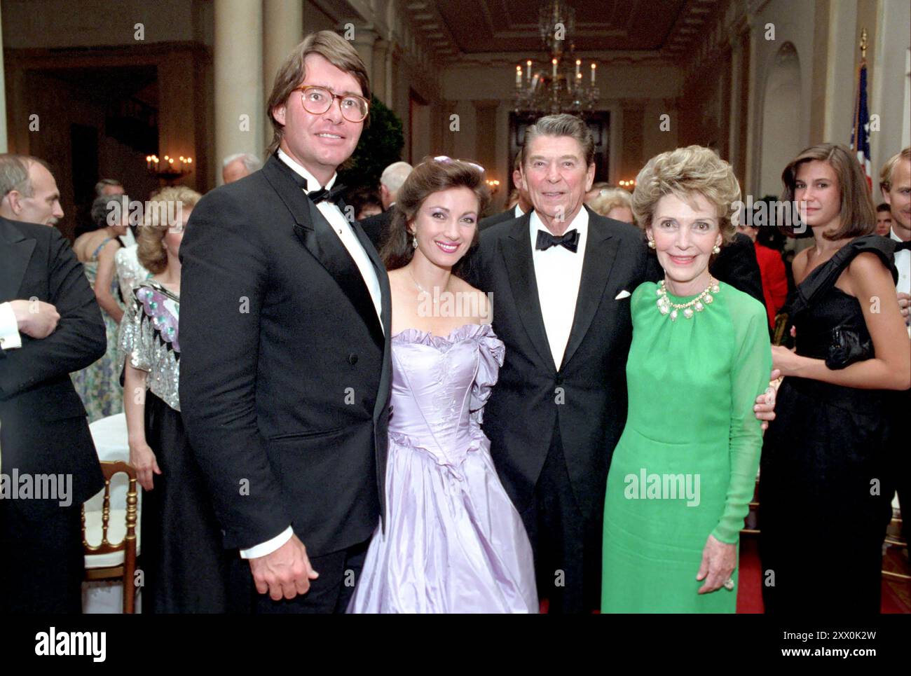 Präsident Reagan und Nancy Reagan mit der Schauspielerin Jane Seymour und David Flynn während eines Staatsessens für Premierminister Junejo von Pakistan im Eingangssaal. Juli 1986 Stockfoto