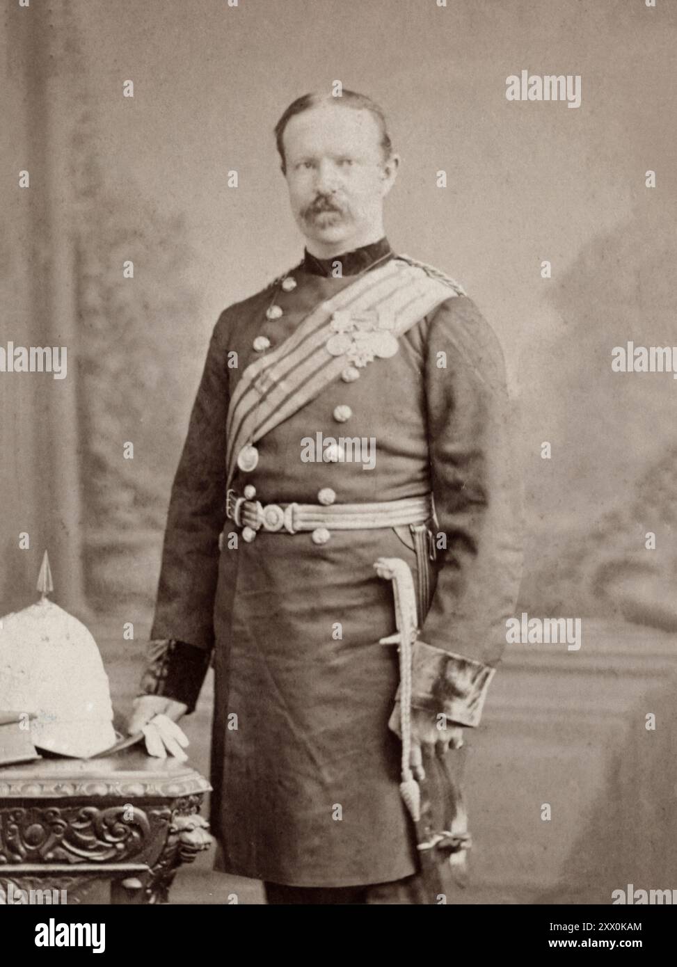 Britisches Raj. General Dunham Massy. Generalleutnant William Godfrey Dunham Massy CB (1838–1906) war ein Offizier der britischen Armee. Während des Zweiten Anglo-Afghanischen Krieges von 1879 bis 80 kommandierte er eine Kavallerie-Brigade und nahm am 6. Oktober 1879 eine prominente Rolle in der Schlacht von Charasiab ein und eroberte 75 afghanische Artillerie. Während der folgenden Operationen im Charde-Tal wurde Massy zur Verfolgung des Feindes entsandt, konnte aber ihren Rückzug nicht abbrechen. Bei den Aktionen um Kabul im Dezember wurde er angewiesen, von Sherpur aus mit seiner Kavallerie zu beginnen und sich mit General Macpherson zu treffen Stockfoto
