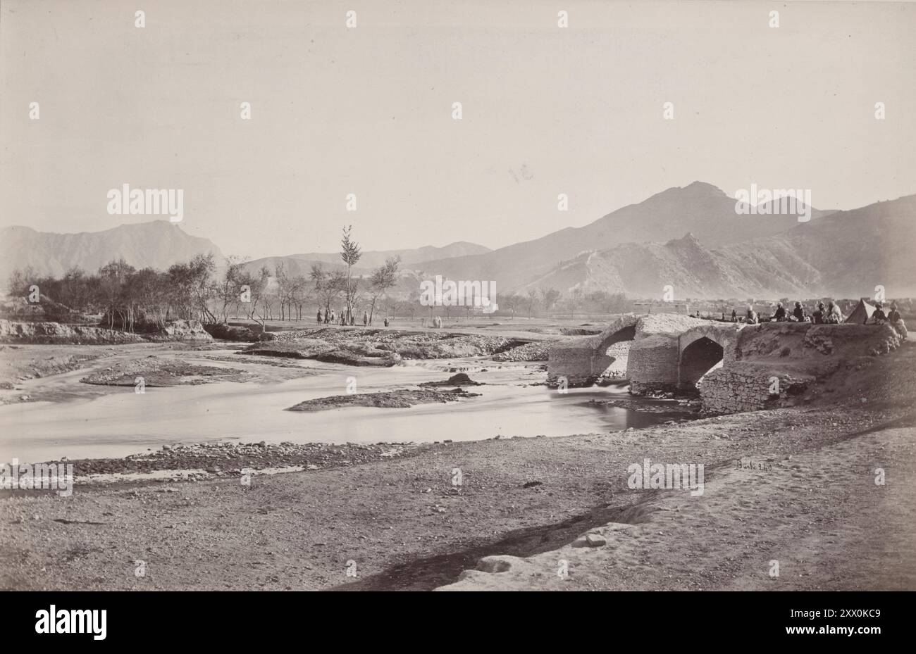 Vintage-Foto des Kabul River, der alten Brücke, der Festung Bala Hissar in der Ferne. Stockfoto