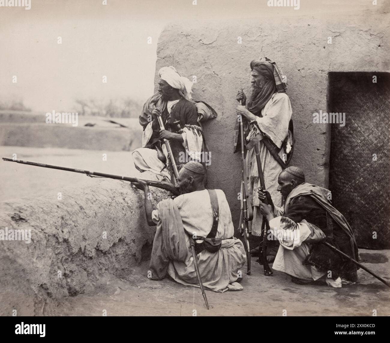 Zweiter Anglo-Afghanischer Krieg. Vintage-Foto einer Gruppe Afridis in Jamrud. Afghanistan. 1878-1880 Stockfoto
