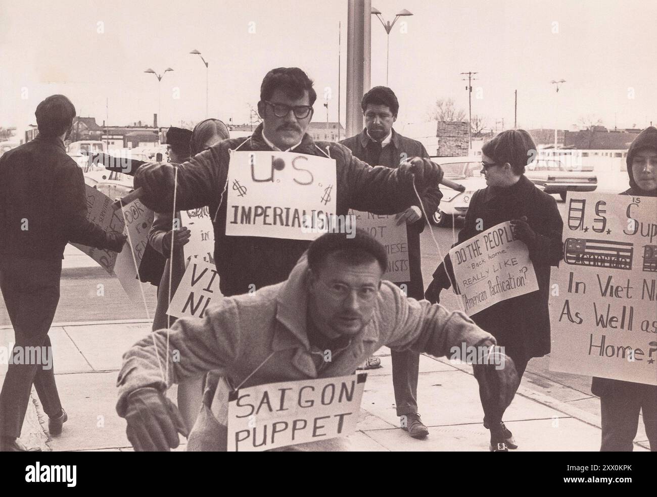 Demonstranten Im Vietnamkrieg, Wichita, Kansas. 1967 Demonstranten tragen Schilder und führen die Demonstration „Saigon Puppet“ vor dem Wichita City Building durch. Stockfoto
