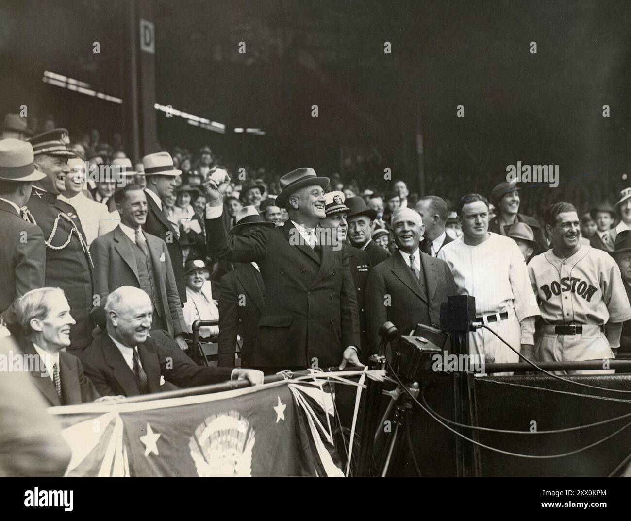 Präsident Franklin D. Roosevelt wirft einen Baseball im Griffith Stadium, Washington, DC, am 24. April 1934. Stockfoto