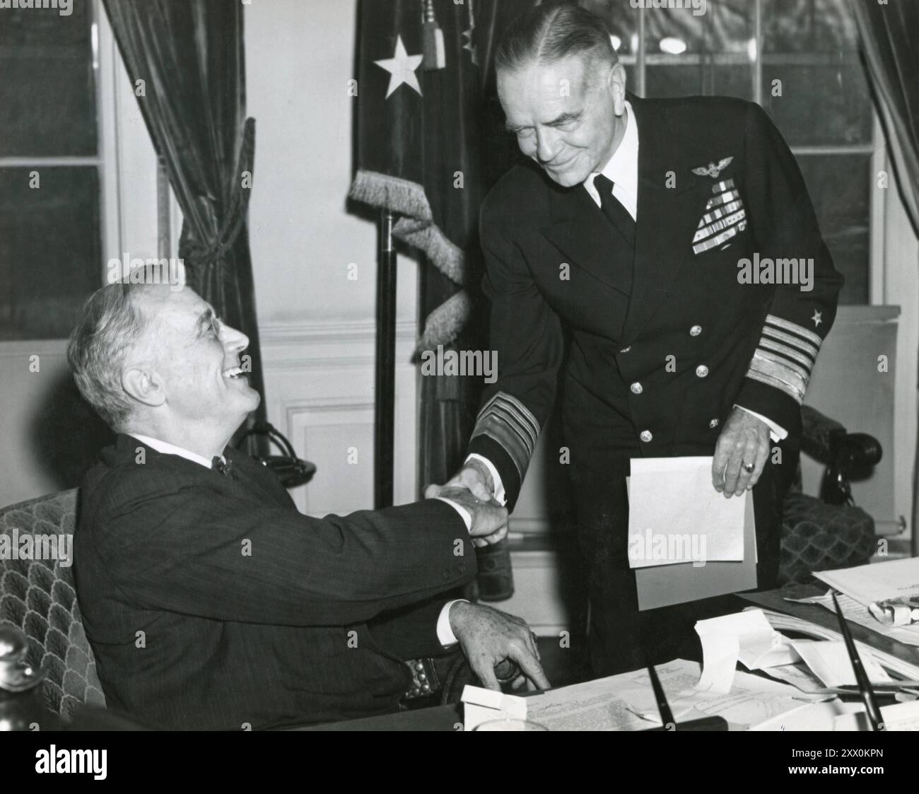 Präsident Franklin D. Roosevelt präsentiert FADM. William F. Halsey, USN, ein Gold Star anstelle einer dritten bedeutenden Dienstmedaille im Weißen Haus, Washington, D.C. am 8. März 1945. Stockfoto