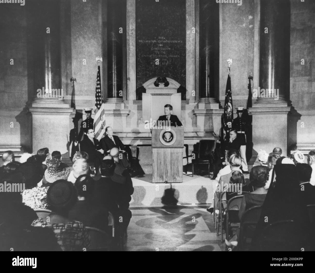 Foto von Präsident John F. Kennedy, der bei der Eröffnung der Ausstellung von Präsident Franklin D. Roosevelt Naval Prints Exhibit spricht. Juni 1962. Stockfoto