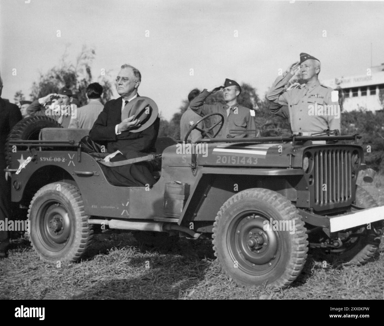 Präsident Franklin D. Roosevelt saß im Jeep mit Hut über dem Herzen und überprüfte die Truppen mit General George Patton, Casablanca. Januar 1943 Stockfoto