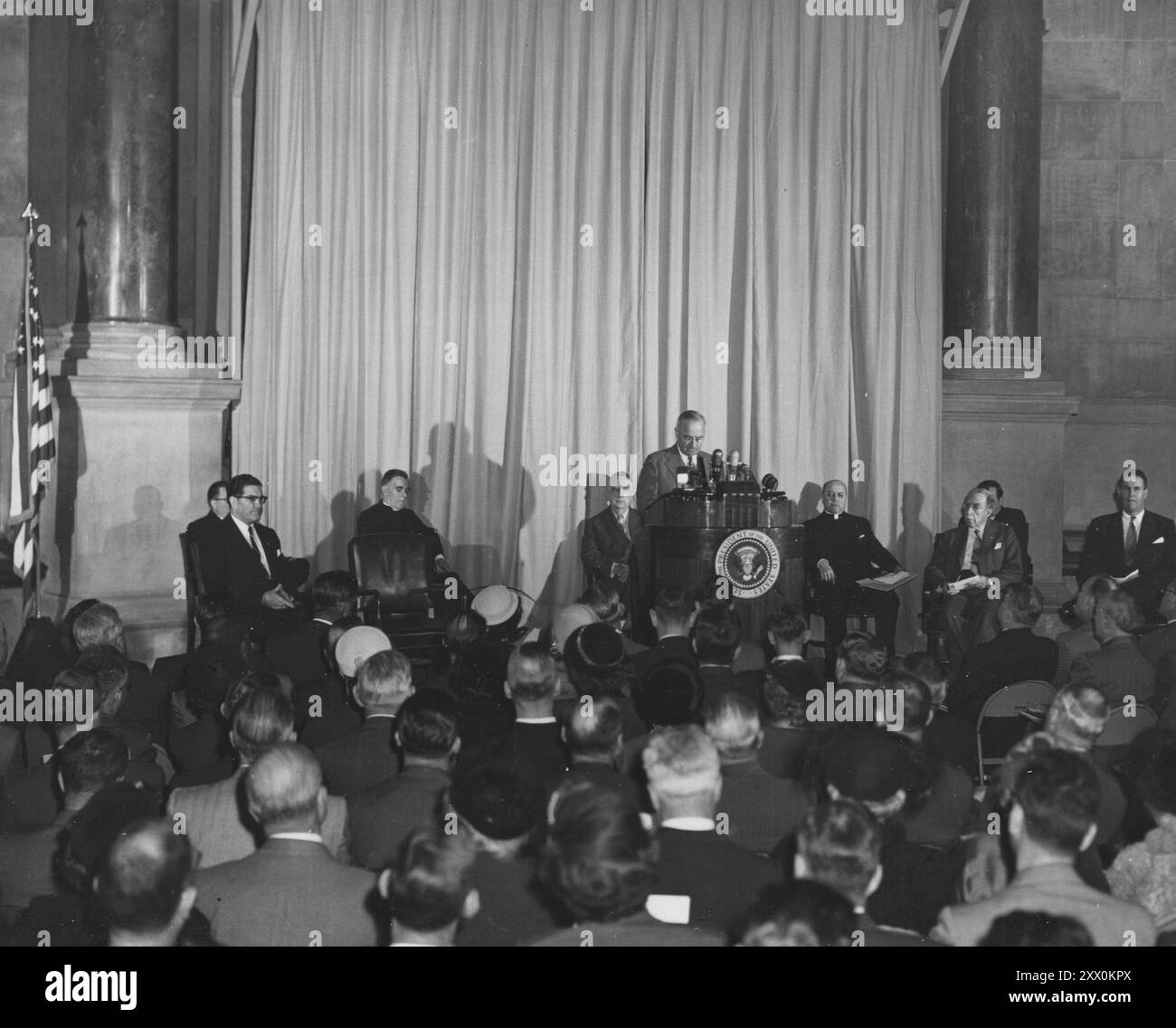 Foto von Präsident Harry S Truman, der die Hauptansprache bei der Enthüllungszeremonie hält. Dezember 1952 Stockfoto