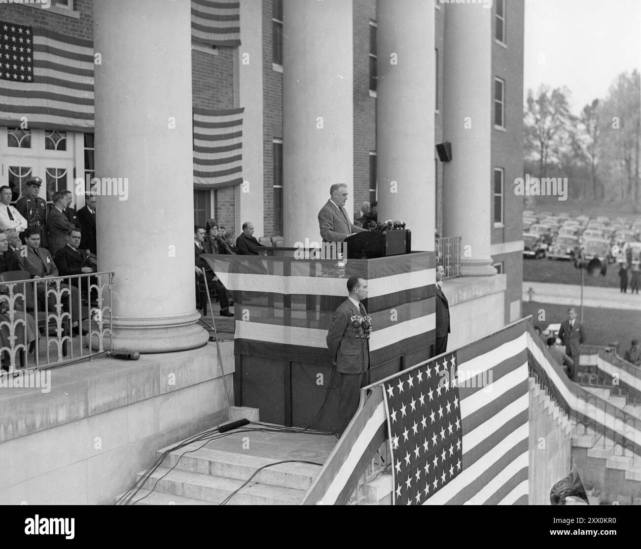 Präsident Franklin D. Roosevelt hält eine Rede auf dem Arlington Cemetery. Zwischen 1940 Und 1941 Stockfoto