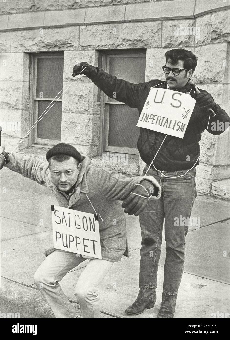 Demonstranten Im Vietnamkrieg, Wichita, Kansas. 1967 Demonstranten tragen Schilder und führen die Demonstration „Saigon Puppet“ vor dem Wichita City Building durch. Stockfoto