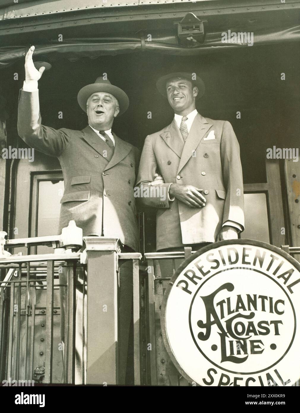 Präsident Franklin D. Roosevelt mit James Roosevelt an Bord des Heck of Train, Presidential Special der Atlantic Coast Line. 1934 Stockfoto