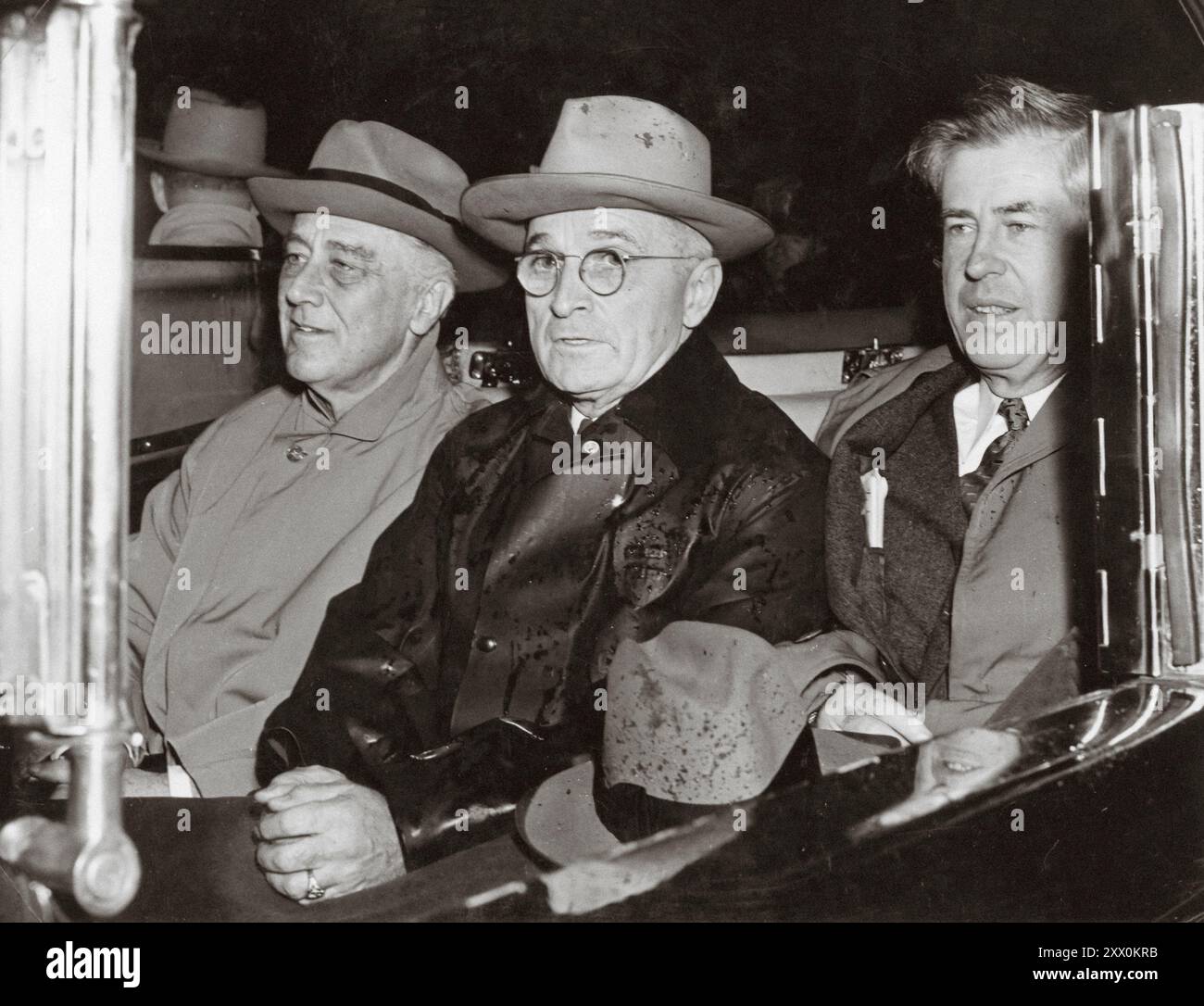 Präsident Franklin D. Roosevelt, der designierte Vizepräsident Harry S. Truman und Vizepräsident Henry Wallace im Auto. Präsident Roosevelt kehrt von der Union Station aus in das Kapitol zurück. November 1944. Stockfoto