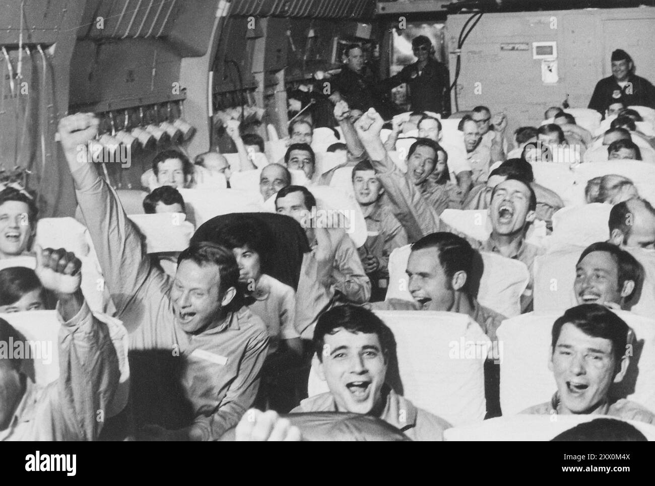 Vietnamkrieg. Amerikanische Soldaten, ehemalige Kriegsgefangene, feuern an, als ihr Flugzeug im Rahmen der Operation Homecoming von einem Flugplatz in der Nähe von Hanoi abhebt. Hanoi, Nordvietnam. Fenbruary 1973 Stockfoto